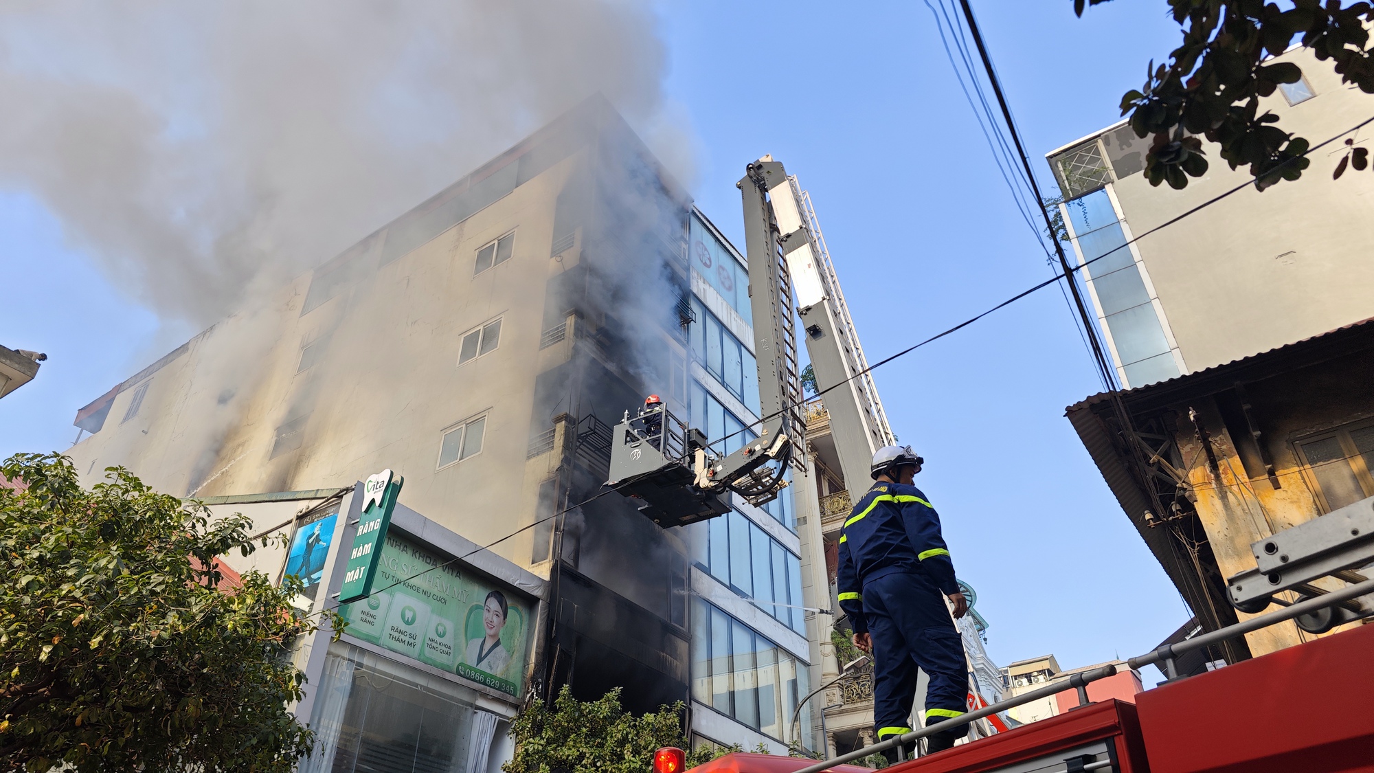 NÓNG: Đang cháy lớn tại căn nhà 7 tầng ở Hà Nội, chủ nhà hoảng loạn nhảy từ trên cao thoát thân- Ảnh 4. NÓNG: Đang cháy lớn tại căn nhà 7 tầng ở Hà Nội, chủ nhà hoảng loạn nhảy từ trên cao thoát thân- Ảnh 4.