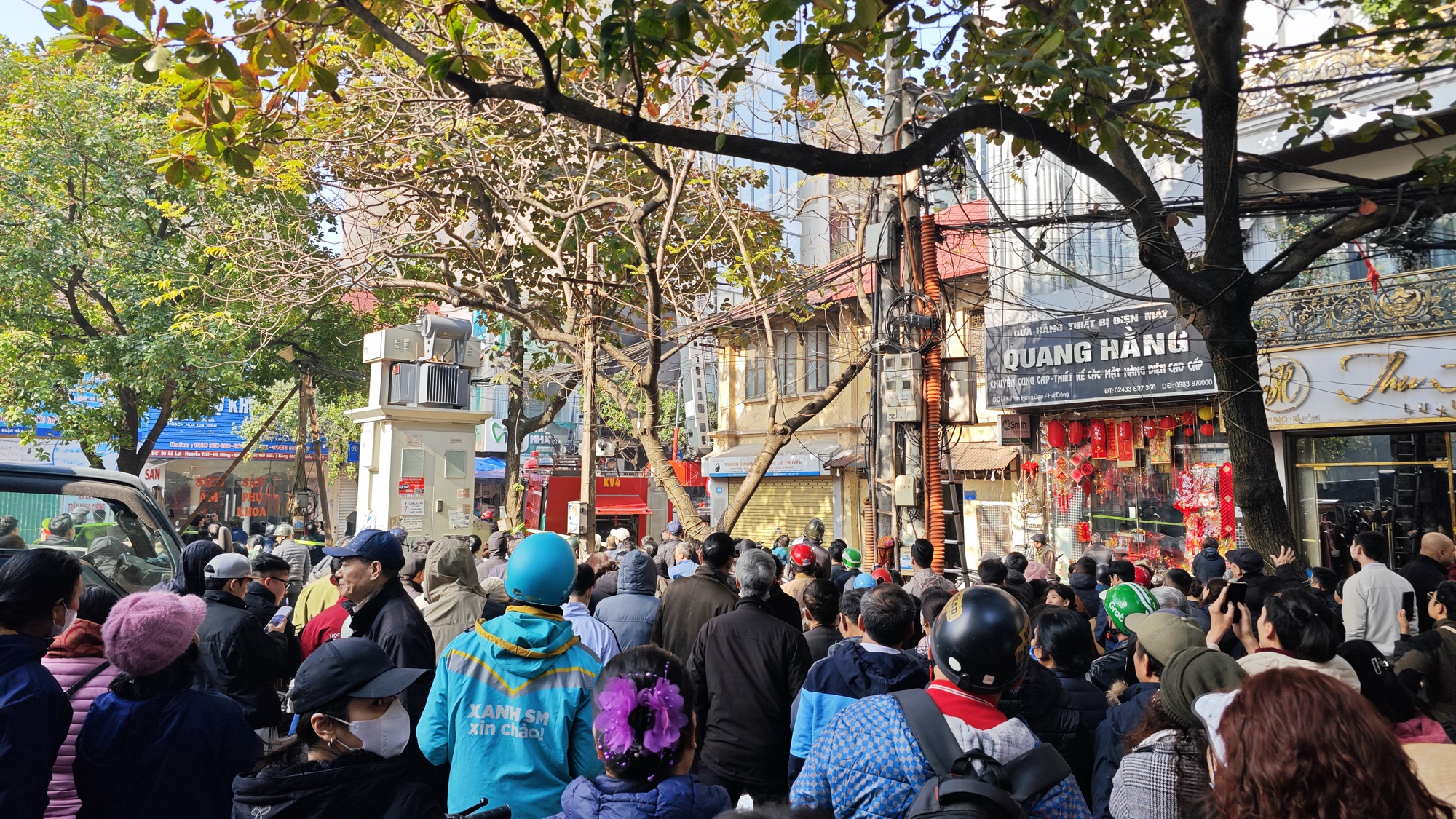 NÓNG: Đang cháy lớn tại căn nhà 7 tầng ở Hà Nội, chủ nhà hoảng loạn nhảy từ trên cao thoát thân- Ảnh 7. NÓNG: Đang cháy lớn tại căn nhà 7 tầng ở Hà Nội, chủ nhà hoảng loạn nhảy từ trên cao thoát thân- Ảnh 7.