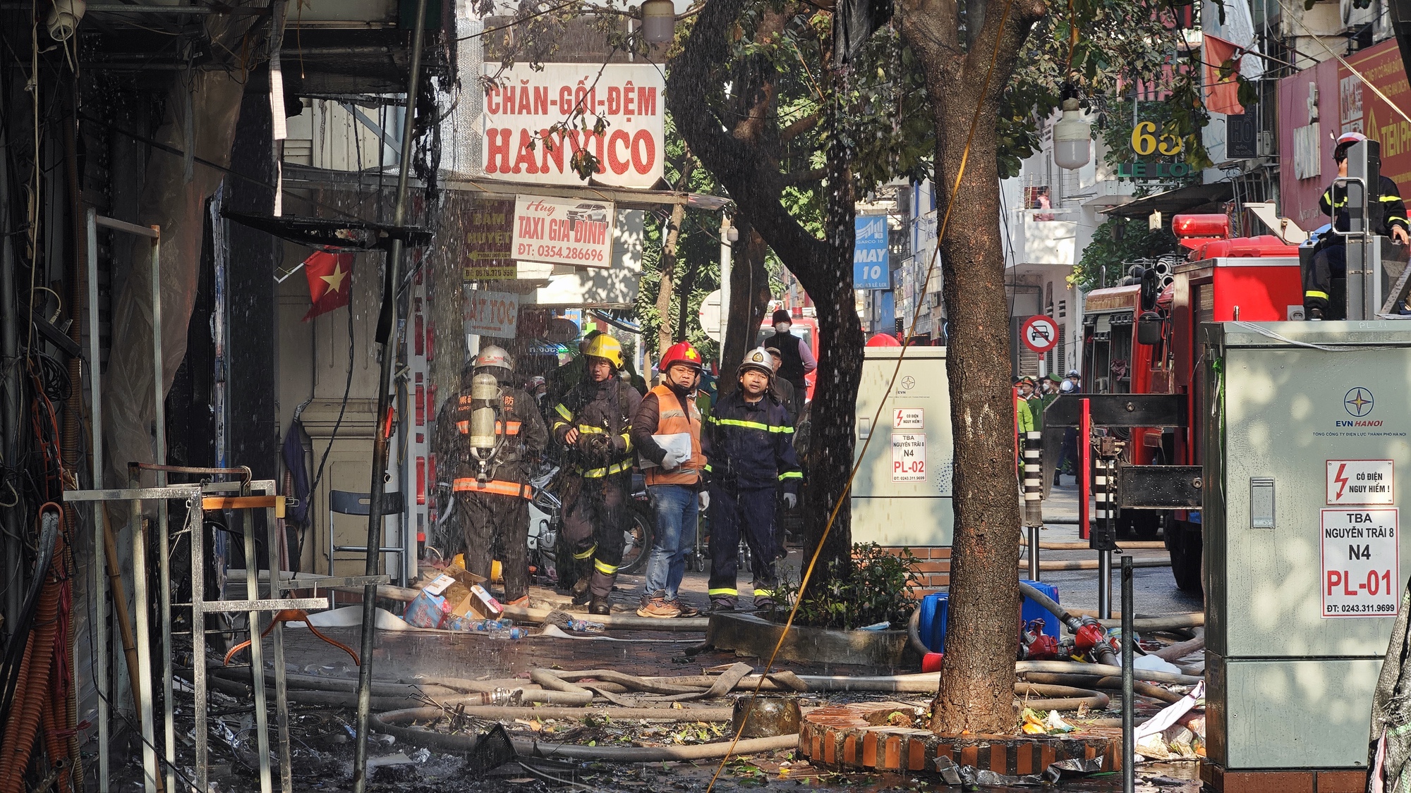 NÓNG: Đang cháy lớn tại căn nhà 7 tầng ở Hà Nội, chủ nhà hoảng loạn nhảy từ trên cao thoát thân- Ảnh 5. NÓNG: Đang cháy lớn tại căn nhà 7 tầng ở Hà Nội, chủ nhà hoảng loạn nhảy từ trên cao thoát thân- Ảnh 5.