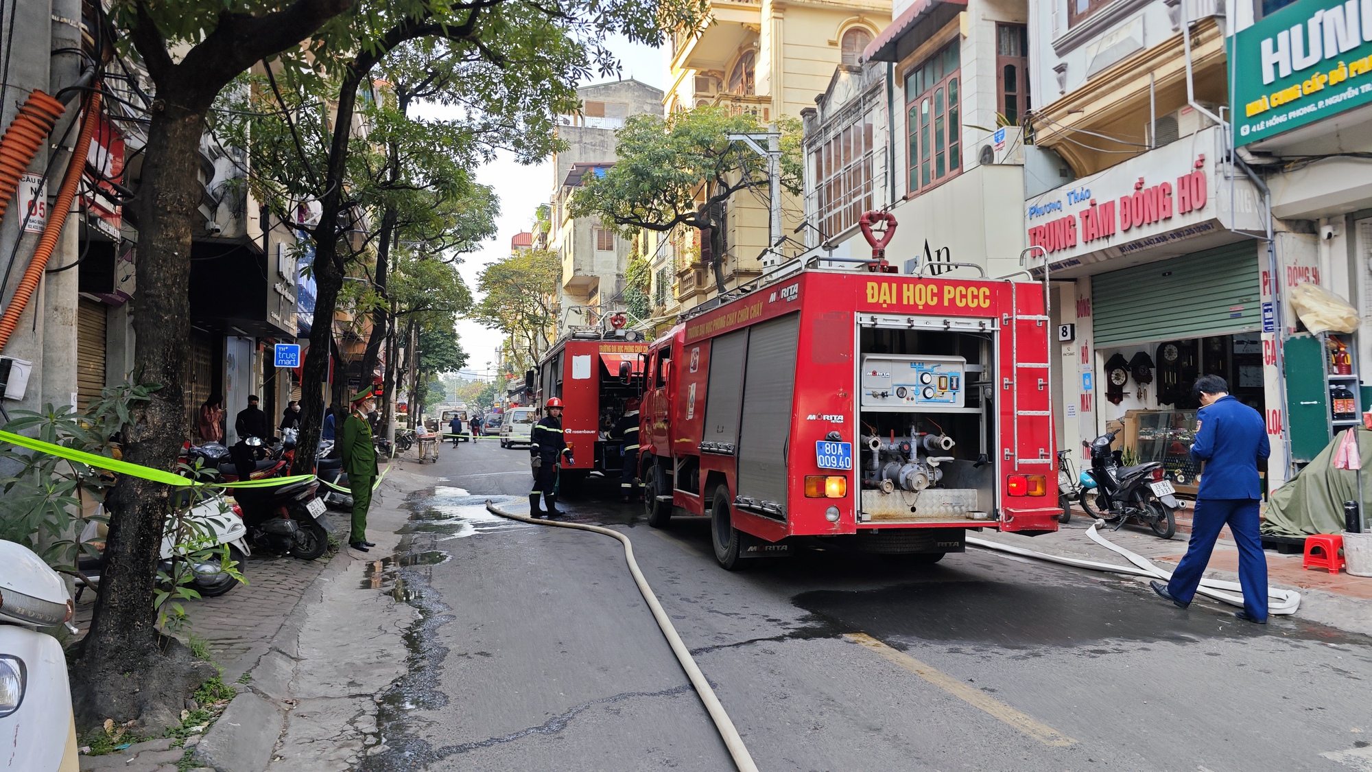 NÓNG: Đang cháy lớn tại căn nhà 7 tầng ở Hà Nội, chủ nhà hoảng loạn nhảy từ trên cao thoát thân- Ảnh 2. NÓNG: Đang cháy lớn tại căn nhà 7 tầng ở Hà Nội, chủ nhà hoảng loạn nhảy từ trên cao thoát thân- Ảnh 2.