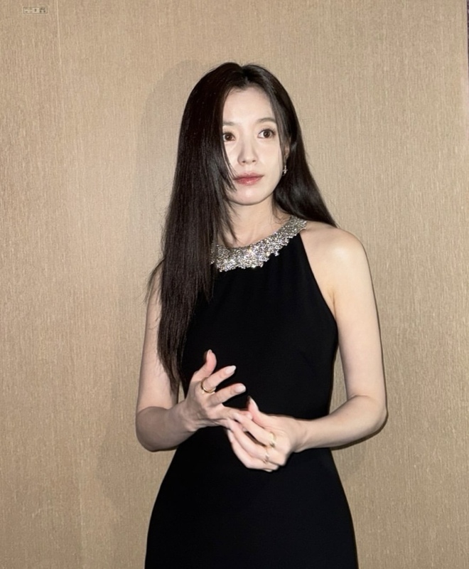 Minh tinh 39 tuổi đăng ảnh cận cam thường: Biết ngắm l&agrave;n da kh&ocirc;ng tuổi hay bộ nhẫn v&agrave;i trăm triệu đ&acirc;y?- Ảnh 8.