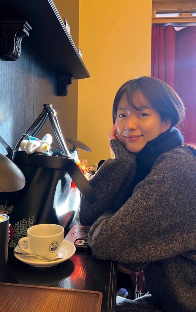 Minh tinh 39 tuổi đăng ảnh cận cam thường: Biết ngắm l&agrave;n da kh&ocirc;ng tuổi hay bộ nhẫn v&agrave;i trăm triệu đ&acirc;y?- Ảnh 3.