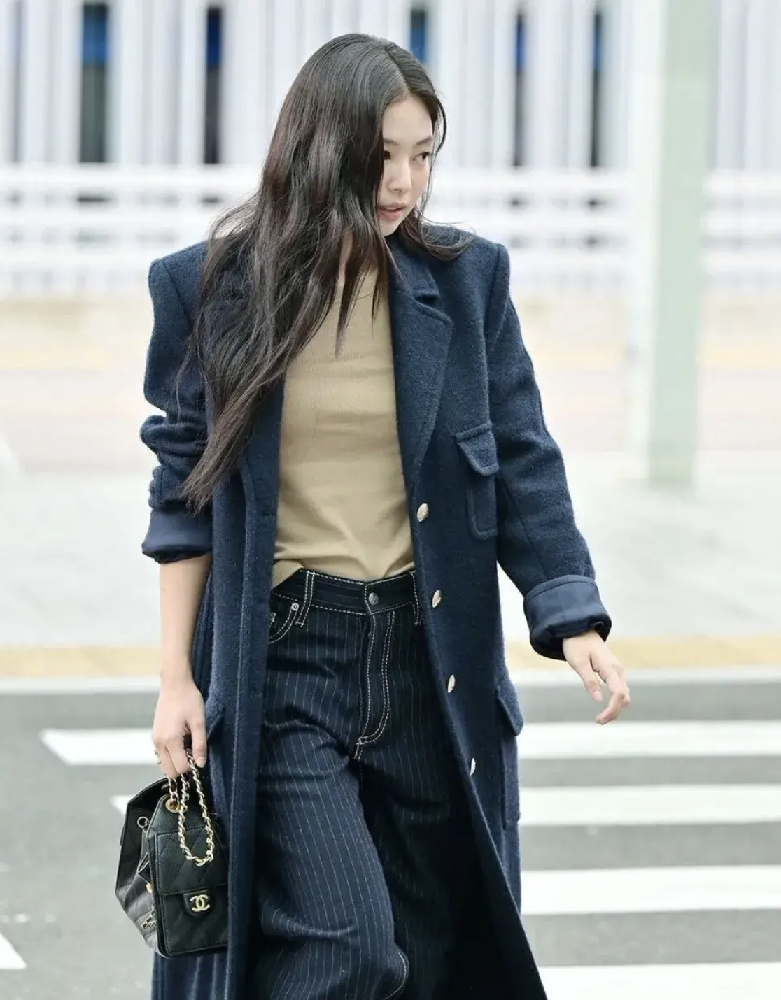 Chẳng cần sắm sửa nhiều, m&ugrave;a đ&ocirc;ng chỉ cần đ&uacute;ng một chiếc &aacute;o kho&aacute;c 