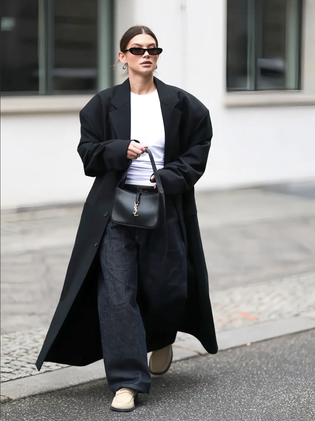 Chẳng cần sắm sửa nhiều, m&ugrave;a đ&ocirc;ng chỉ cần đ&uacute;ng một chiếc &aacute;o kho&aacute;c 