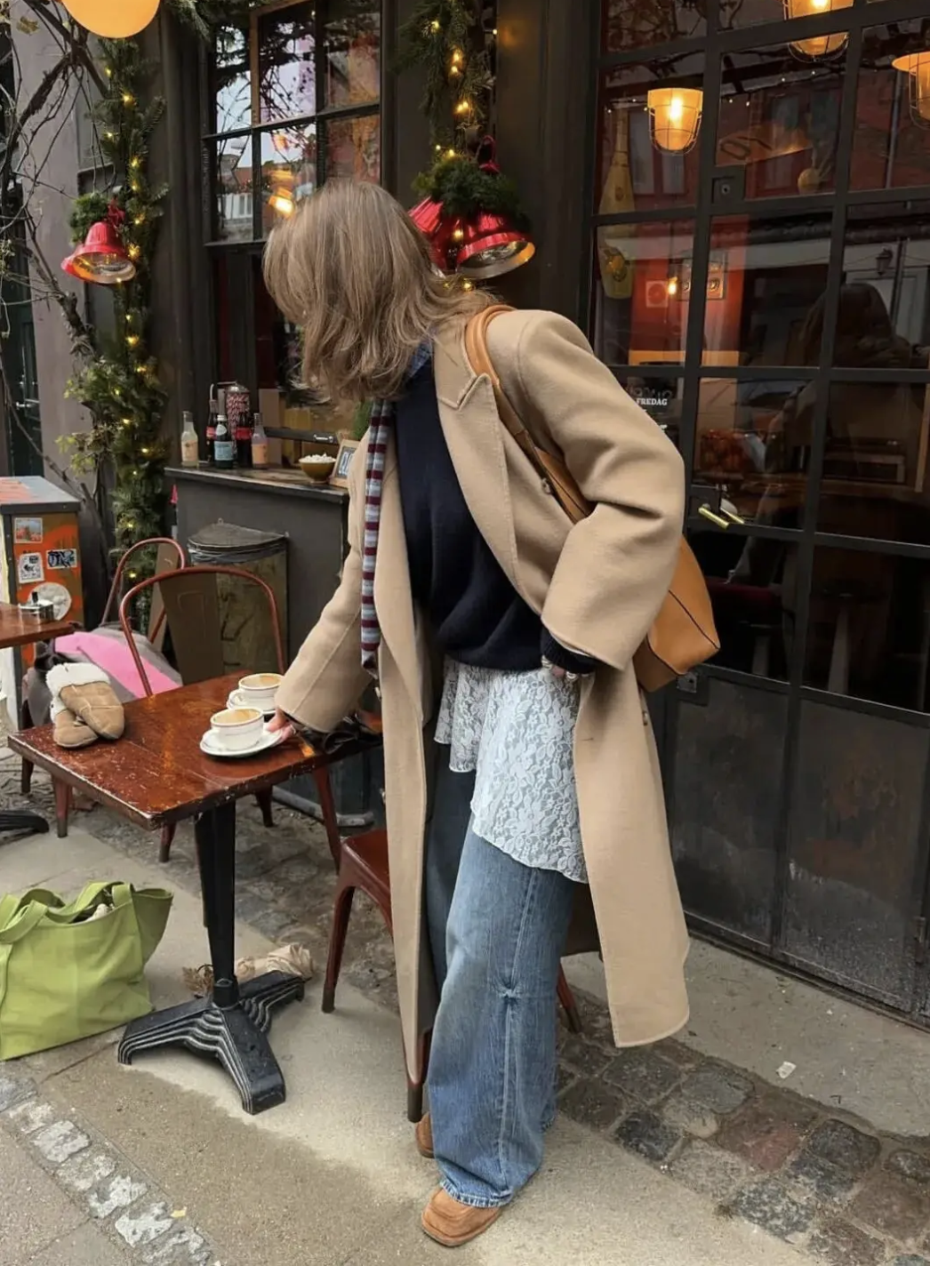 Chẳng cần sắm sửa nhiều, m&ugrave;a đ&ocirc;ng chỉ cần đ&uacute;ng một chiếc &aacute;o kho&aacute;c 