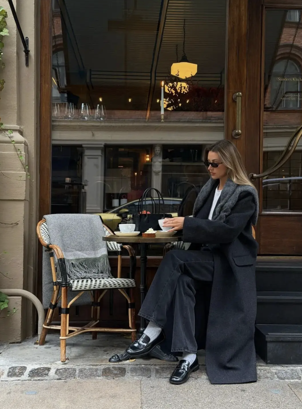 Chẳng cần sắm sửa nhiều, m&ugrave;a đ&ocirc;ng chỉ cần đ&uacute;ng một chiếc &aacute;o kho&aacute;c 