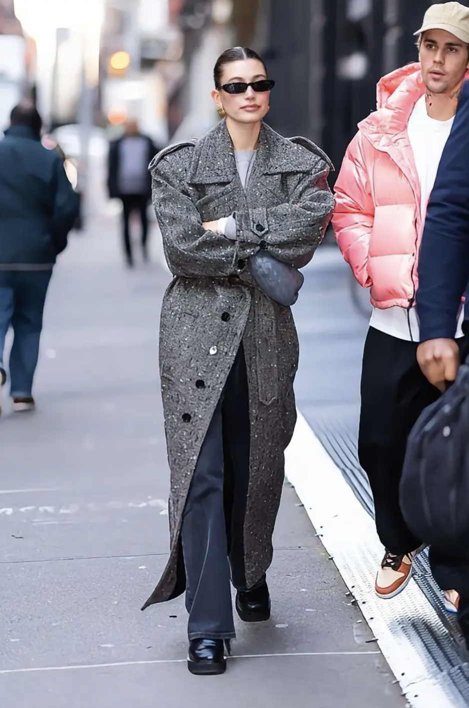 Chẳng cần sắm sửa nhiều, m&ugrave;a đ&ocirc;ng chỉ cần đ&uacute;ng một chiếc &aacute;o kho&aacute;c 