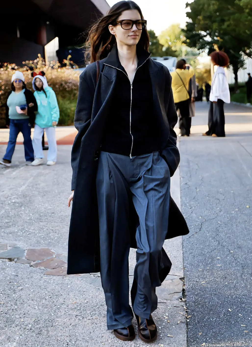 Chẳng cần sắm sửa nhiều, m&ugrave;a đ&ocirc;ng chỉ cần đ&uacute;ng một chiếc &aacute;o kho&aacute;c 