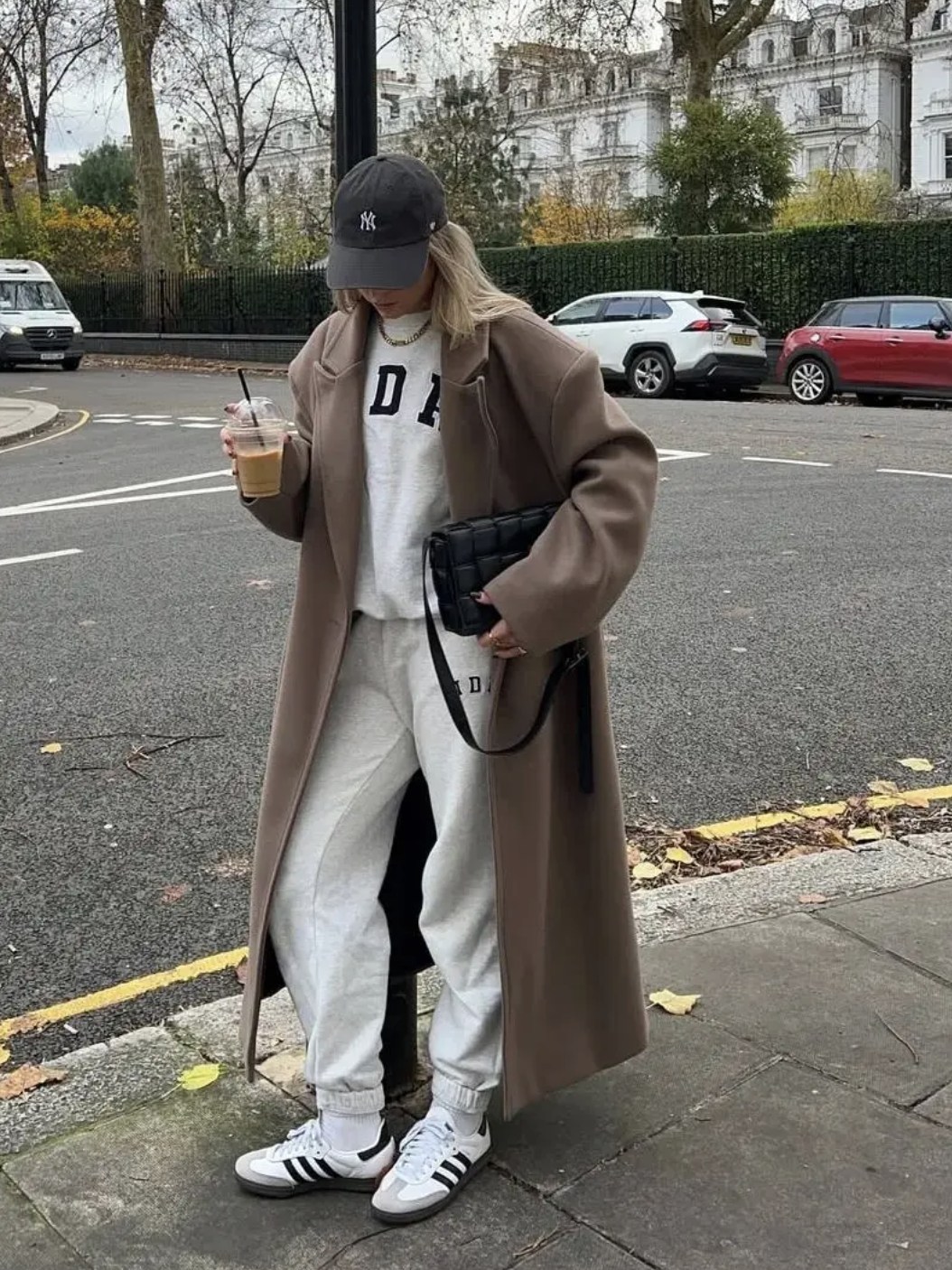 Chẳng cần sắm sửa nhiều, m&ugrave;a đ&ocirc;ng chỉ cần đ&uacute;ng một chiếc &aacute;o kho&aacute;c 