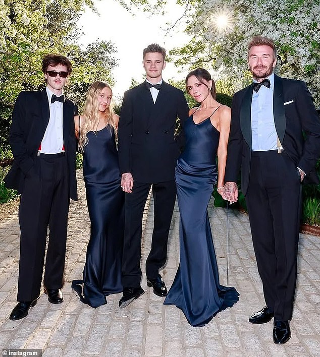 Gắt: Cậu cả nh&agrave; Beckham cảnh b&aacute;o bố mẹ - David v&agrave; Victoria - h&atilde;y li&ecirc;n lạc th&ocirc;ng qua luật sư giữa drama gia đ&igrave;nh- Ảnh 5.