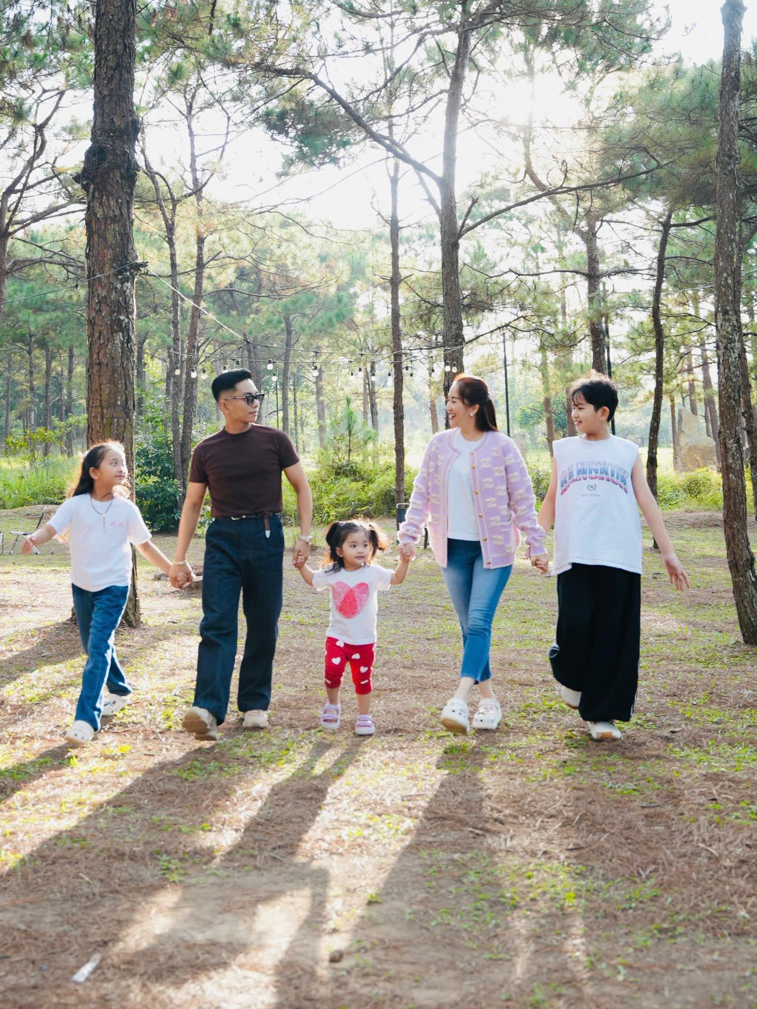 Lisa nh&agrave; Kh&aacute;nh Thi - Phan Hiển xinh y&ecirc;u như b&uacute;p b&ecirc; sống, chiếm hết spotlight của bố mẹ kiện tướng dancesport- Ảnh 5.