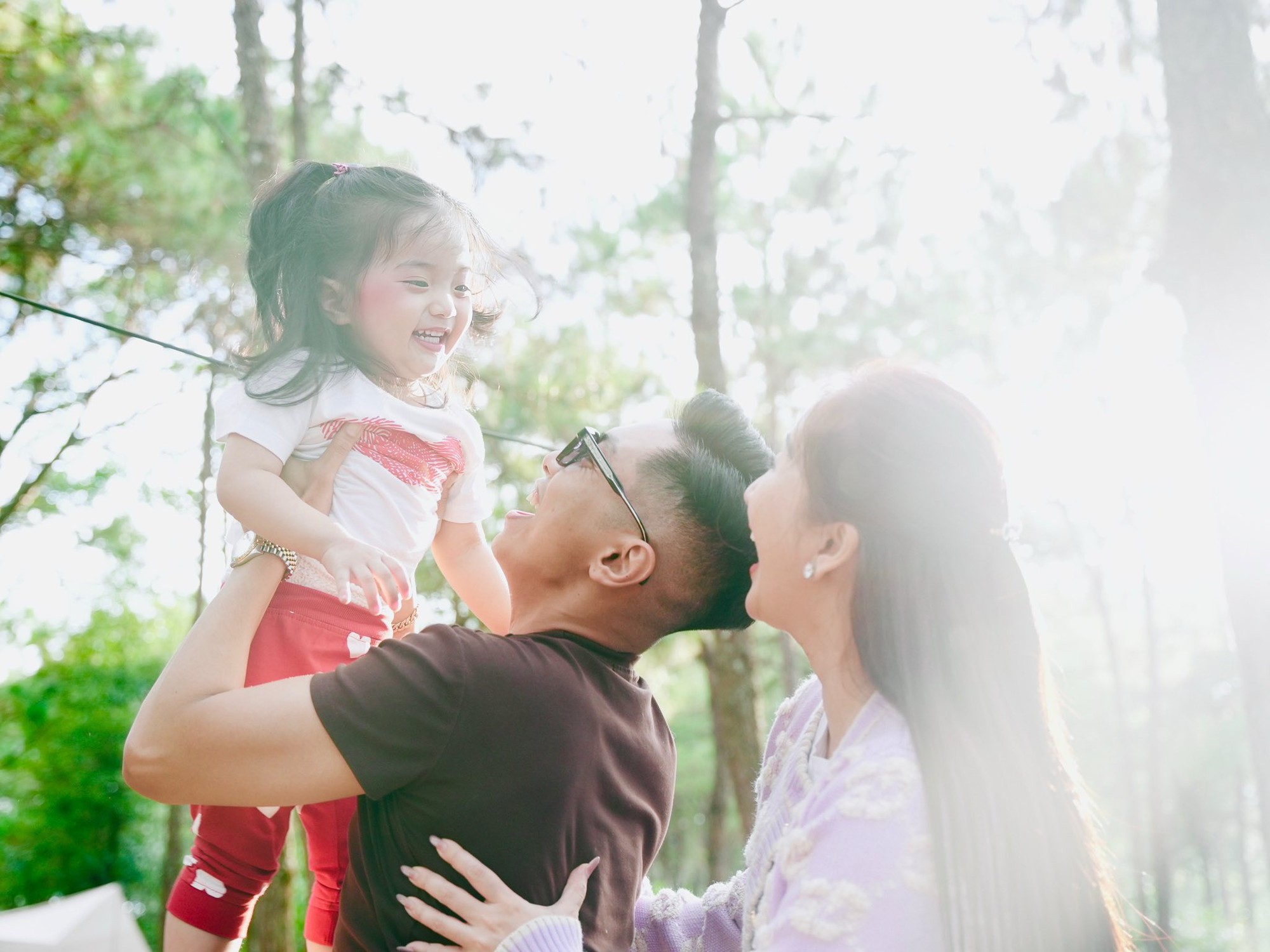 Lisa nh&agrave; Kh&aacute;nh Thi - Phan Hiển xinh y&ecirc;u như b&uacute;p b&ecirc; sống, chiếm hết spotlight của bố mẹ kiện tướng dancesport- Ảnh 1.