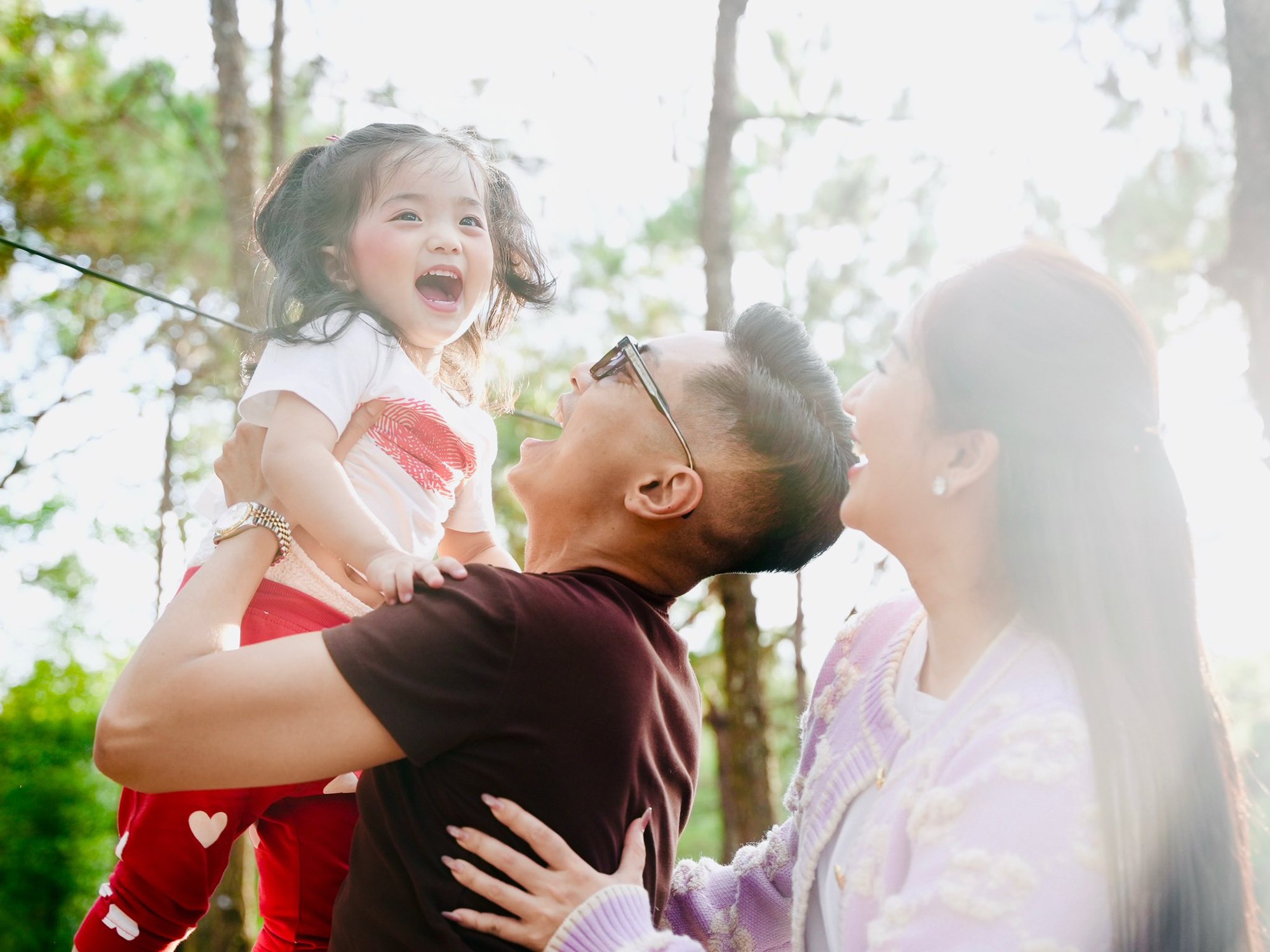 Lisa nh&agrave; Kh&aacute;nh Thi - Phan Hiển xinh y&ecirc;u như b&uacute;p b&ecirc; sống, chiếm hết spotlight của bố mẹ kiện tướng dancesport- Ảnh 3.