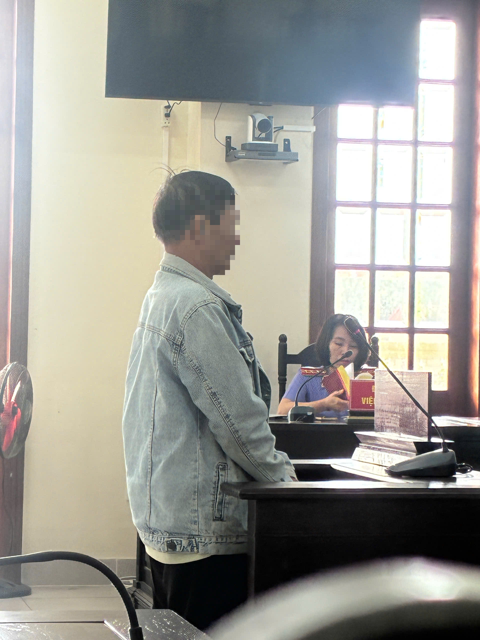 Dọn chuồng g&agrave;, vợ ph&aacute;t hiện ảnh 