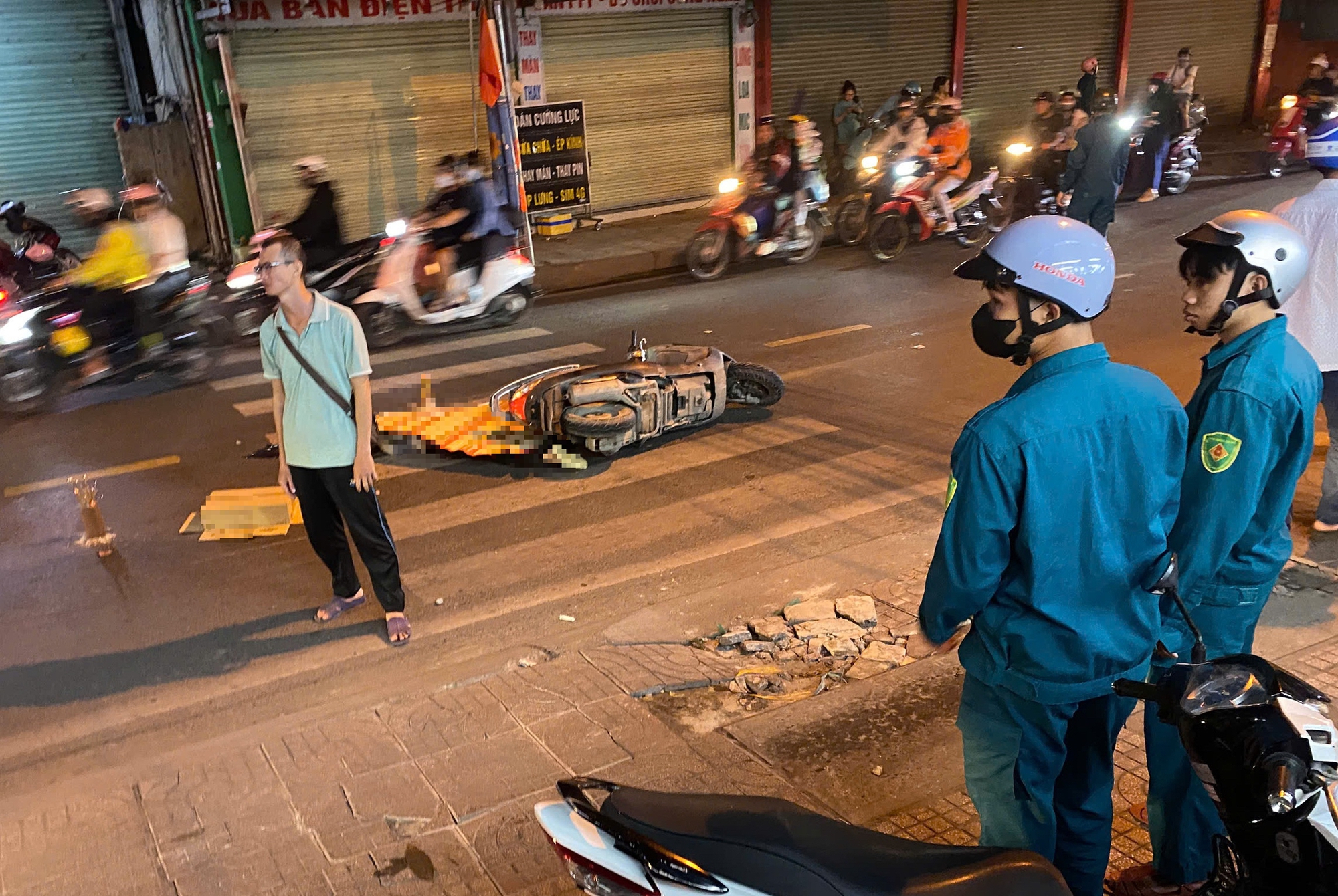 TPHCM: Tai nạn giao thông nghiêm trọng trên đường Nguyễn Văn Tăng khiến 1 người tử vong - Ảnh 1. TPHCM: Tai nạn giao thông nghiêm trọng trên đường Nguyễn Văn Tăng khiến 1 người tử vong - Ảnh 1.