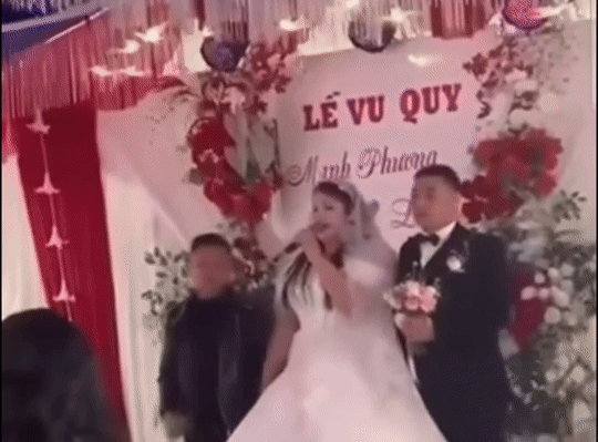 Cô dâu chú rể bị ném mắm tôm ngay trên sân khấu đám cưới ở Ninh Bình - Ảnh 1. Cô dâu chú rể bị ném mắm tôm ngay trên sân khấu đám cưới ở Ninh Bình - Ảnh 1.