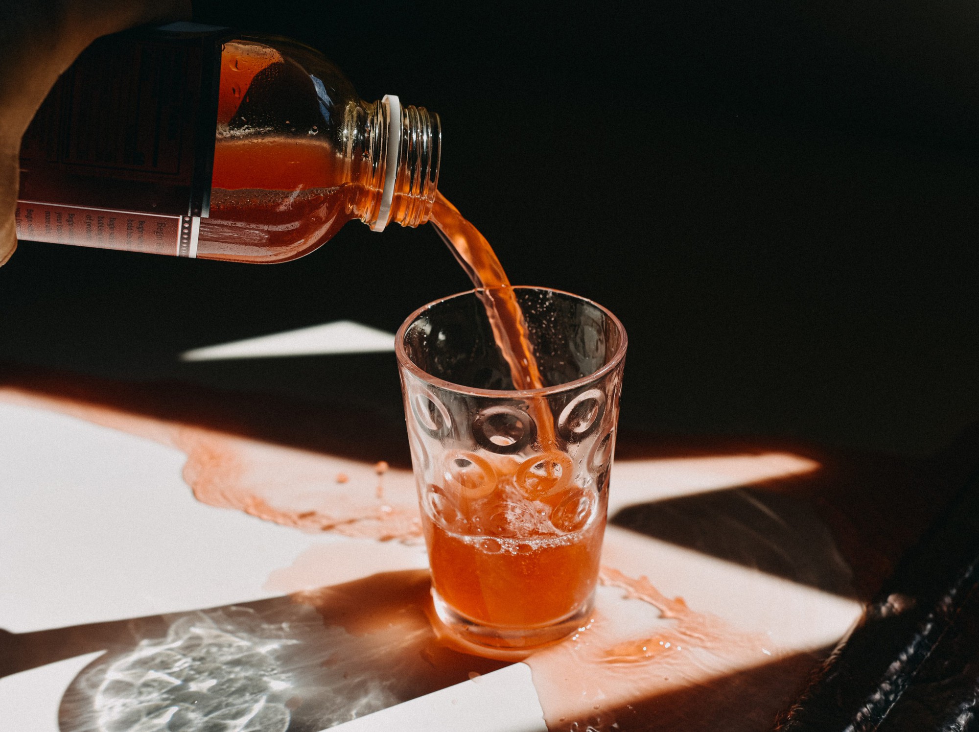 Kh&ocirc;ng detox, kh&ocirc;ng ăn ki&ecirc;ng, chỉ uống kombucha mỗi ng&agrave;y, kh&ocirc;ng ngờ cơ thể t&ocirc;i phản ứng theo c&aacute;ch n&agrave;y- Ảnh 1.