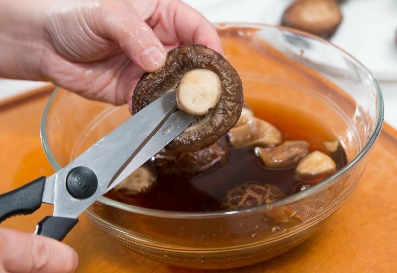 Khi trời lạnh v&agrave; kh&ocirc;ng muốn x&agrave;o nấu nhiều, chỉ cần l&agrave;m m&oacute;n hấp n&agrave;y th&ocirc;i: Ngon lại đẹp mắt v&agrave; sẽ hết veo trong t&iacute;ch tắc!  - Ảnh 1.