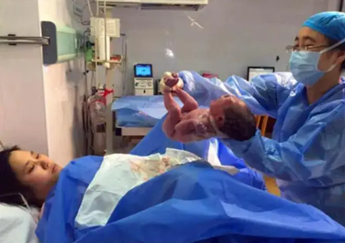 Trải nghiệm sinh thường: Khoảnh khắc em b&eacute; được &ldquo;k&eacute;o ra&rdquo; khỏi cơ thể l&agrave; cảm gi&aacute;c thế n&agrave;o? - Ảnh 2.