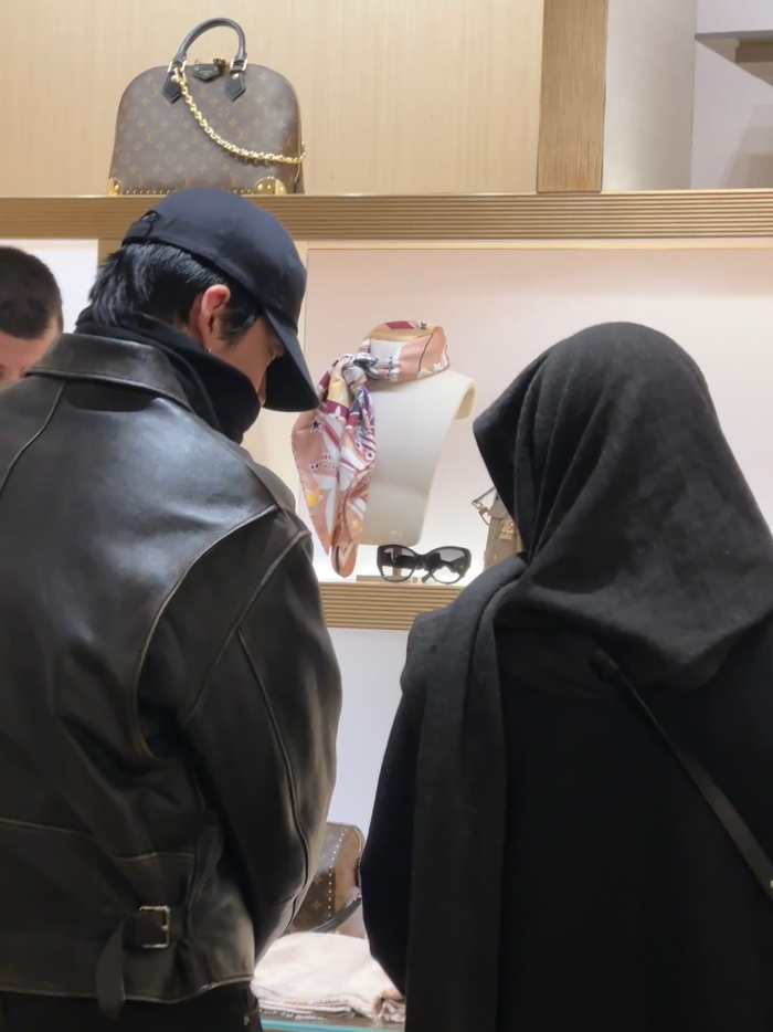 T&oacute;m gọn Shin Min Ah - Kim Woo Bin hẹn h&ograve; sang chảnh sau đ&aacute;m cưới, nữ diễn vi&ecirc;n vừa xoay người lại khiến c&ocirc;ng ch&uacute;ng c&acirc;m n&iacute;n tại chỗ- Ảnh 2.