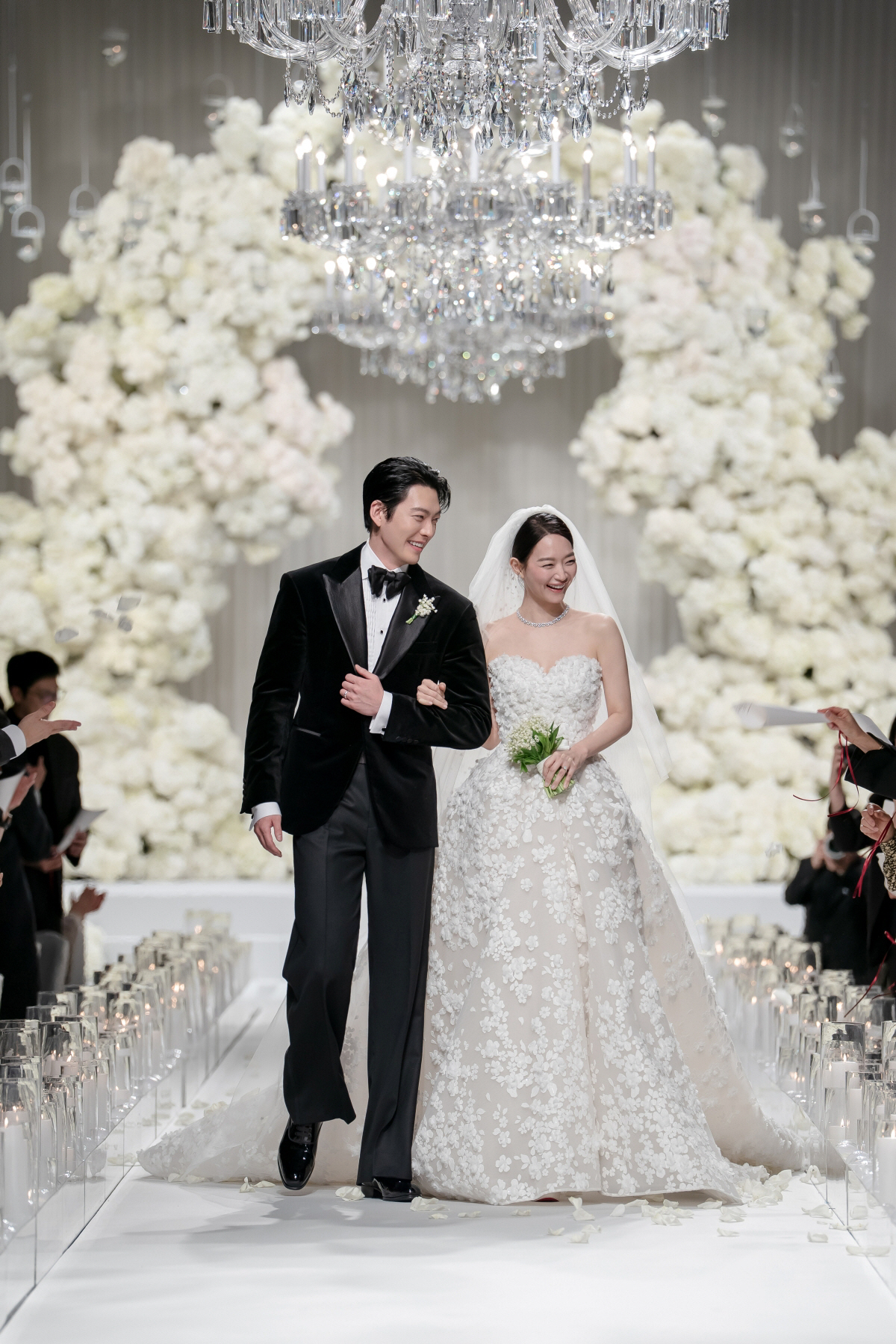 T&oacute;m gọn Shin Min Ah - Kim Woo Bin hẹn h&ograve; sang chảnh sau đ&aacute;m cưới, nữ diễn vi&ecirc;n vừa xoay người lại khiến c&ocirc;ng ch&uacute;ng c&acirc;m n&iacute;n tại chỗ- Ảnh 6.