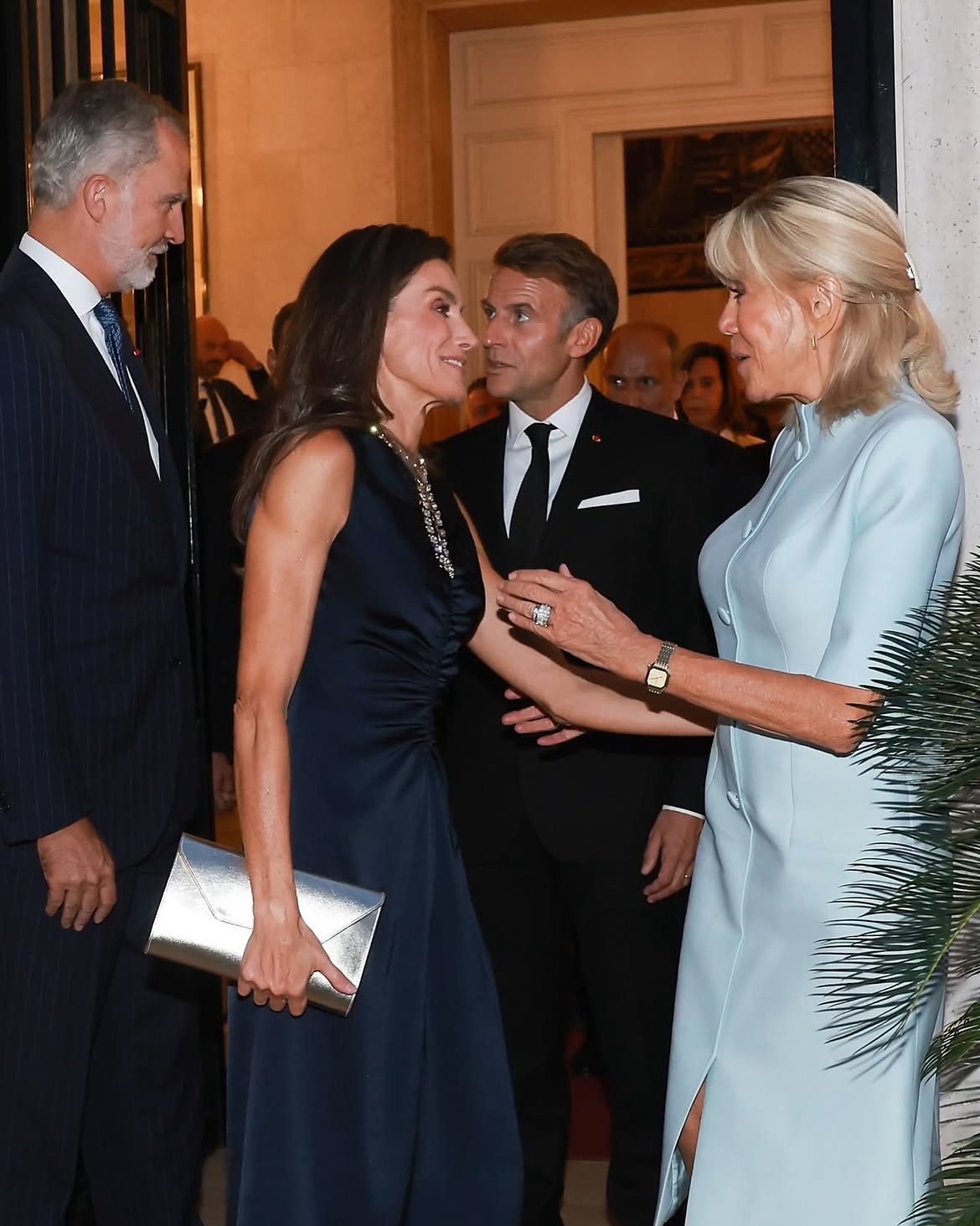 Vương hậu Letizia tỏa s&aacute;ng với v&aacute;y đen Sandro Paris tại tiệc ngọai giao 2026 - Ảnh 3.