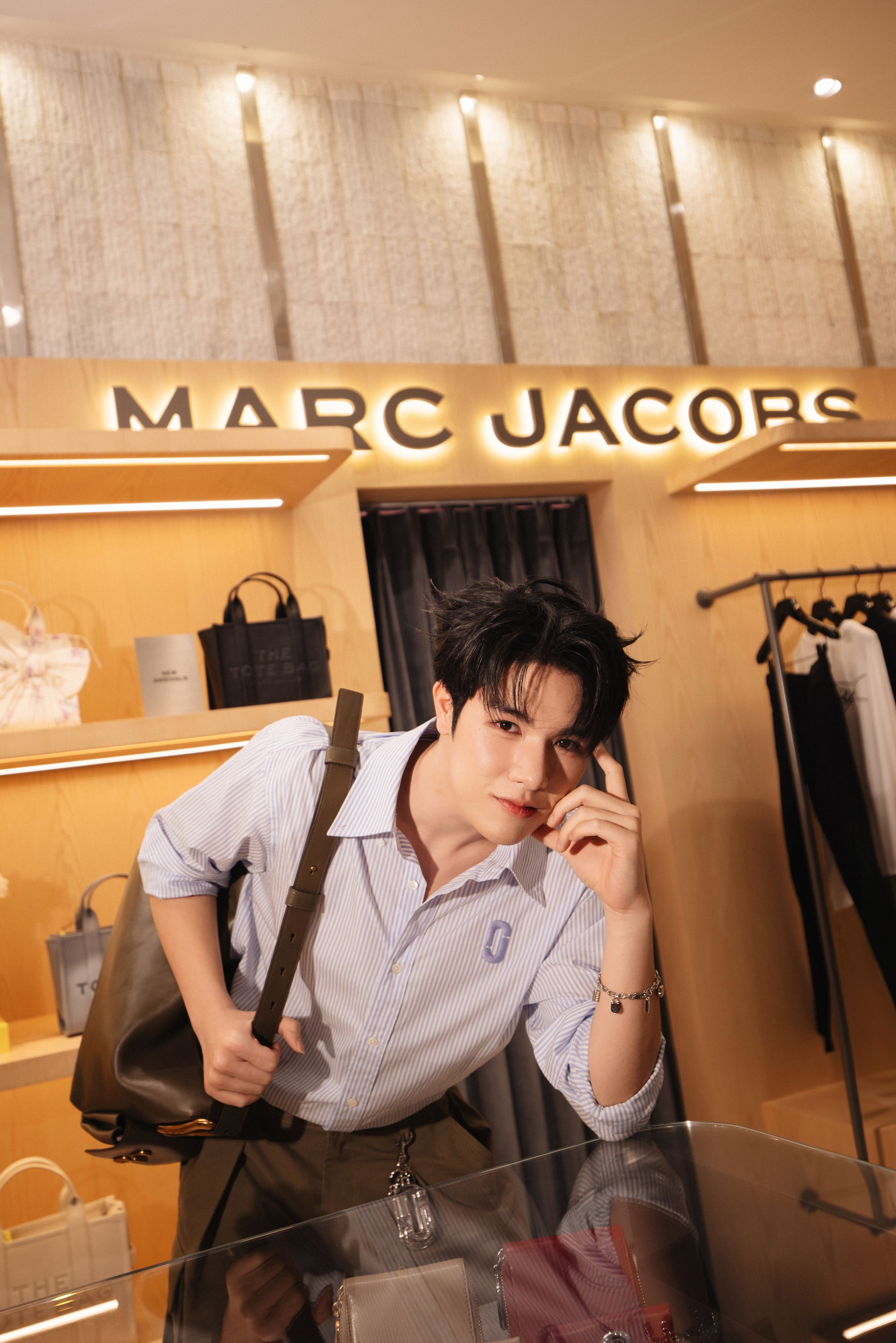 Marc Jacobs khai trương cửa h&agrave;ng mới tại Takashimaya v&agrave; ra mắt BST Thu - Đ&ocirc;ng 2026 - Ảnh 3.