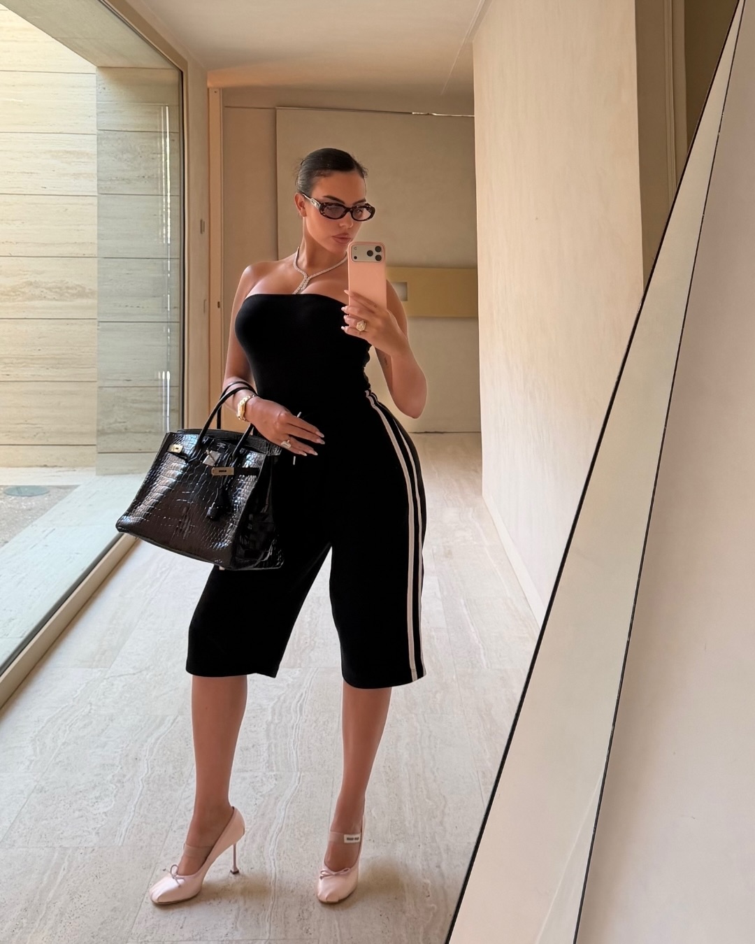 Georgina Rodr&iacute;guez ph&aacute;t triển thương hiệu thời trang ri&ecirc;ng giữa l&uacute;c chồng thi đấu cho đội tuyển - Ảnh 1.
