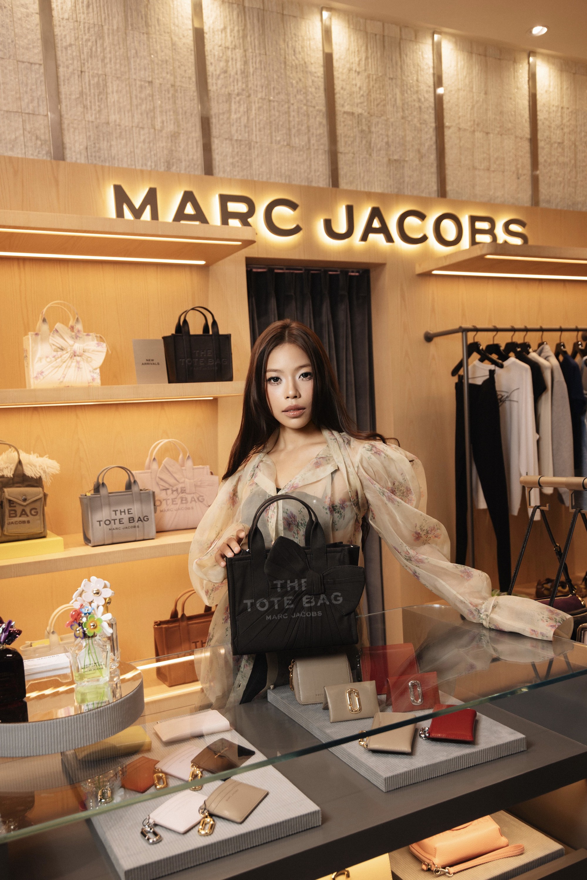 Marc Jacobs khai trương cửa h&agrave;ng mới tại Takashimaya v&agrave; ra mắt BST Thu - Đ&ocirc;ng 2026 - Ảnh 5.