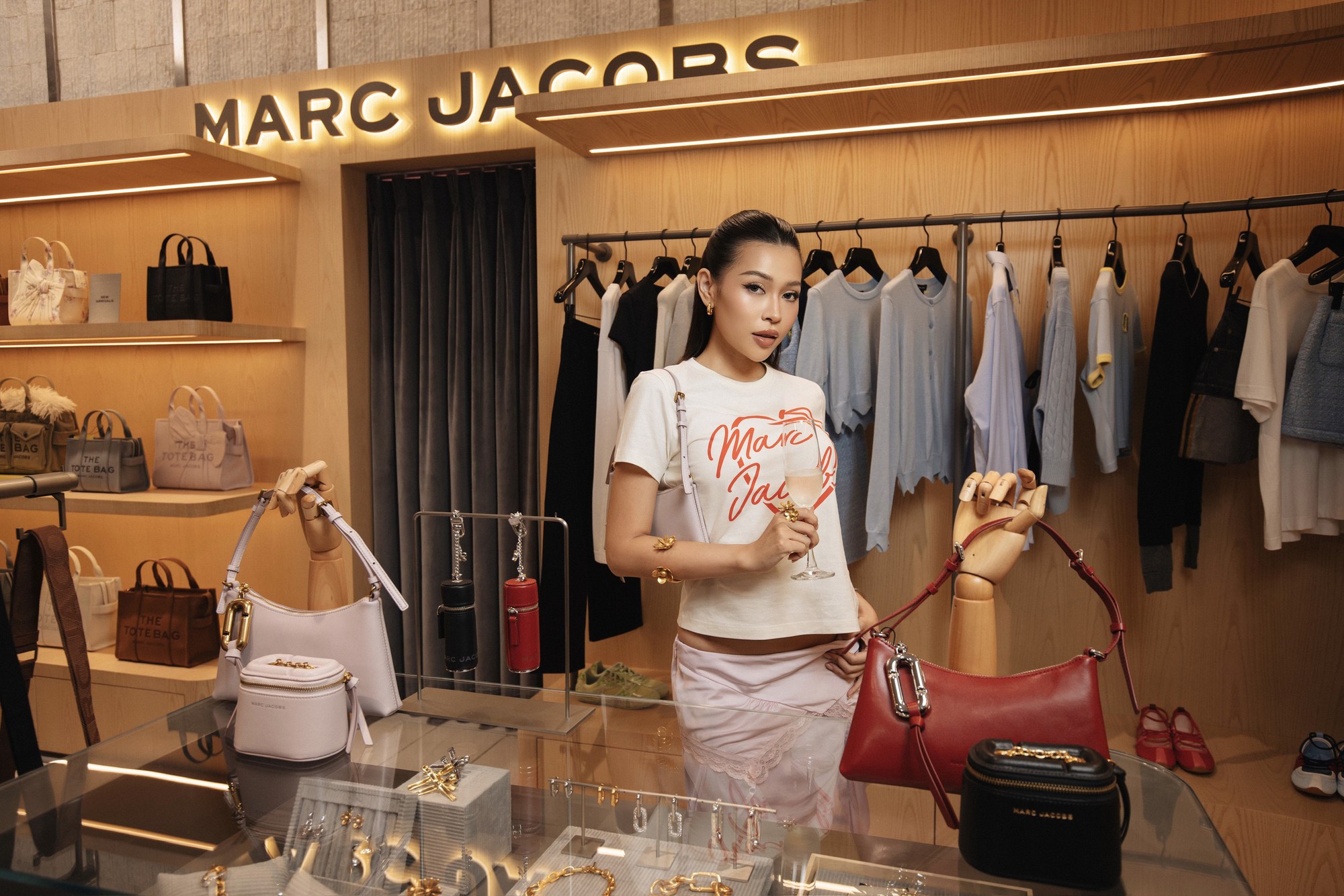 Marc Jacobs khai trương cửa h&agrave;ng mới tại Takashimaya v&agrave; ra mắt BST Thu - Đ&ocirc;ng 2026 - Ảnh 8.