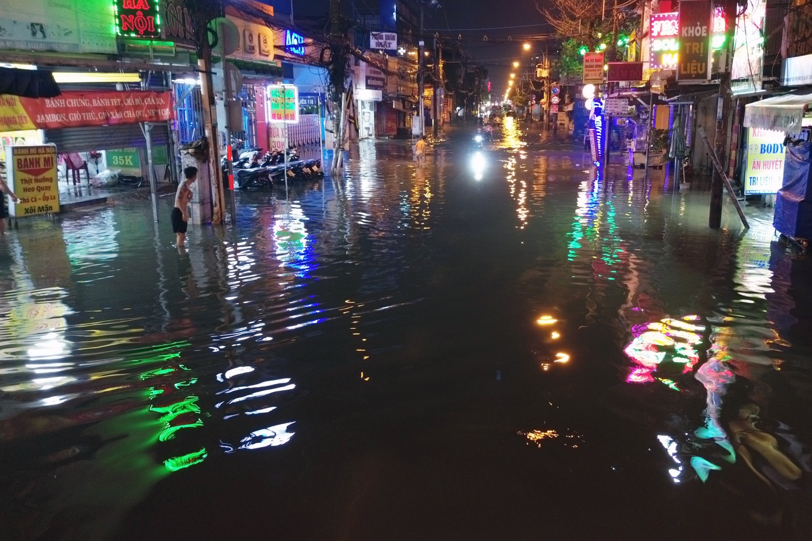 Đường Phan Huy &Iacute;ch ngập s&acirc;u , t&agrave;i xế mắc kẹt 7 tiếng giữa mưa lớn ở TP . HCM - Ảnh 1.