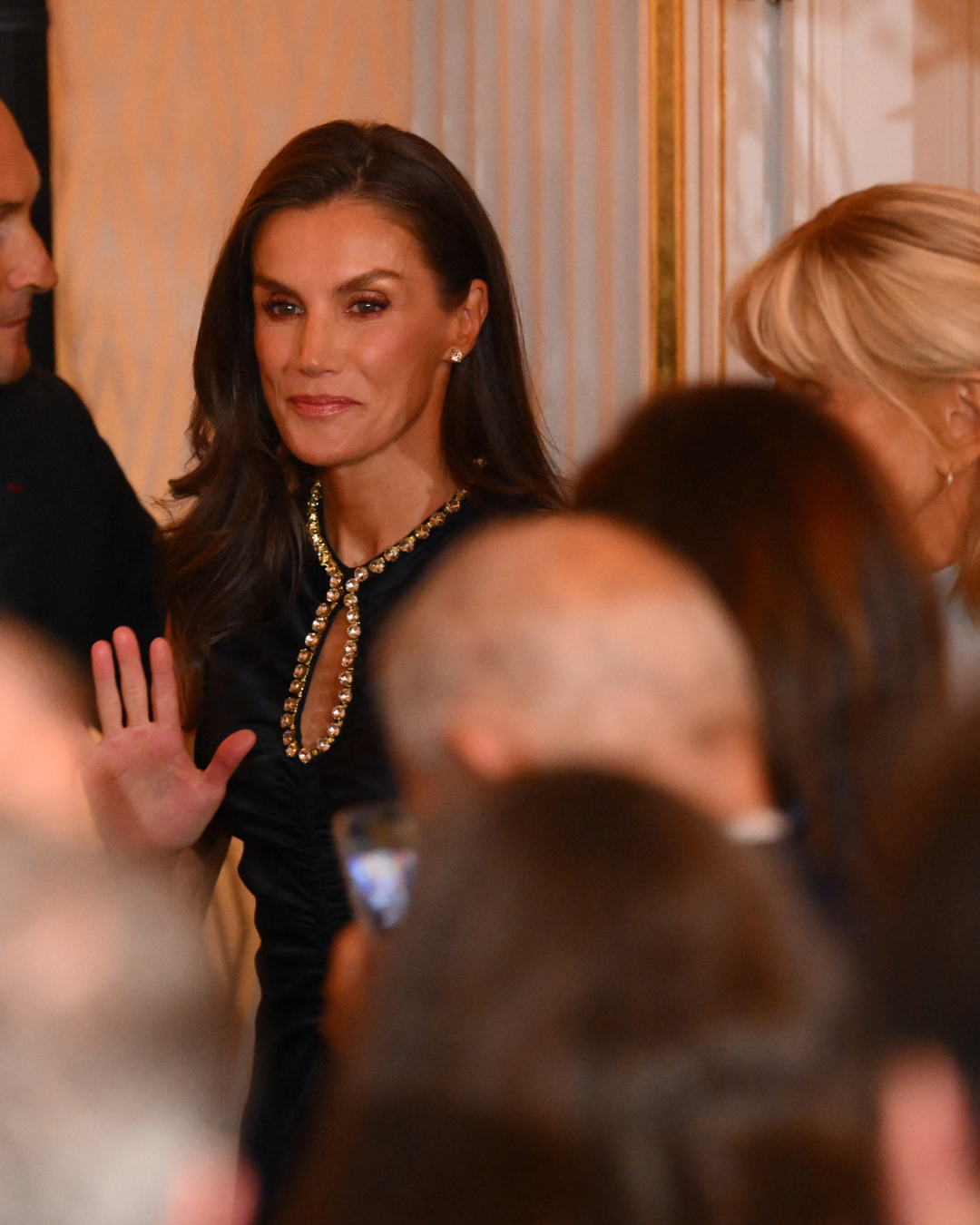 Vương hậu Letizia tỏa s&aacute;ng với v&aacute;y đen Sandro Paris tại tiệc ngọai giao 2026 - Ảnh 4.