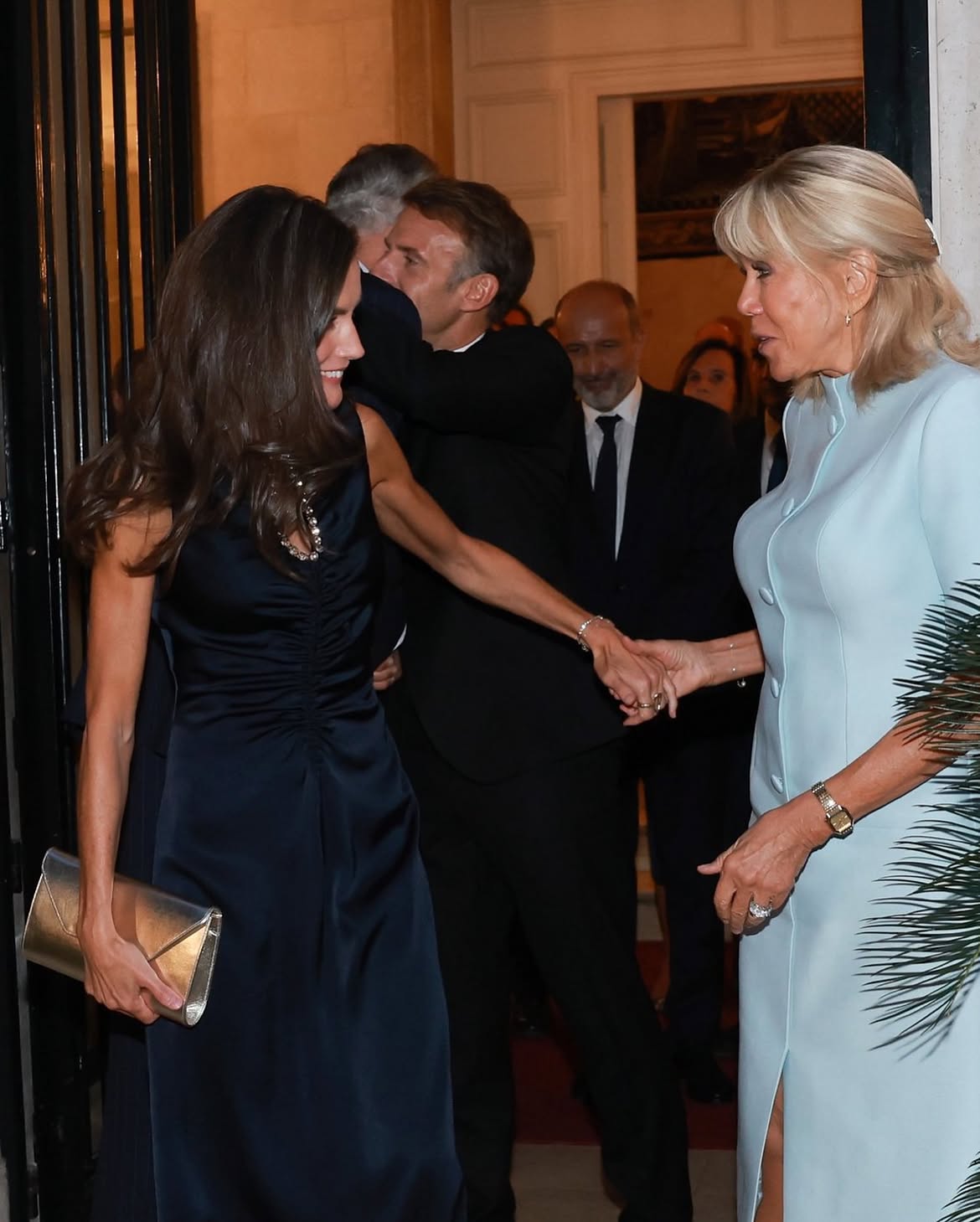 Vương hậu Letizia tỏa s&aacute;ng với v&aacute;y đen Sandro Paris tại tiệc ngọai giao 2026 - Ảnh 2.