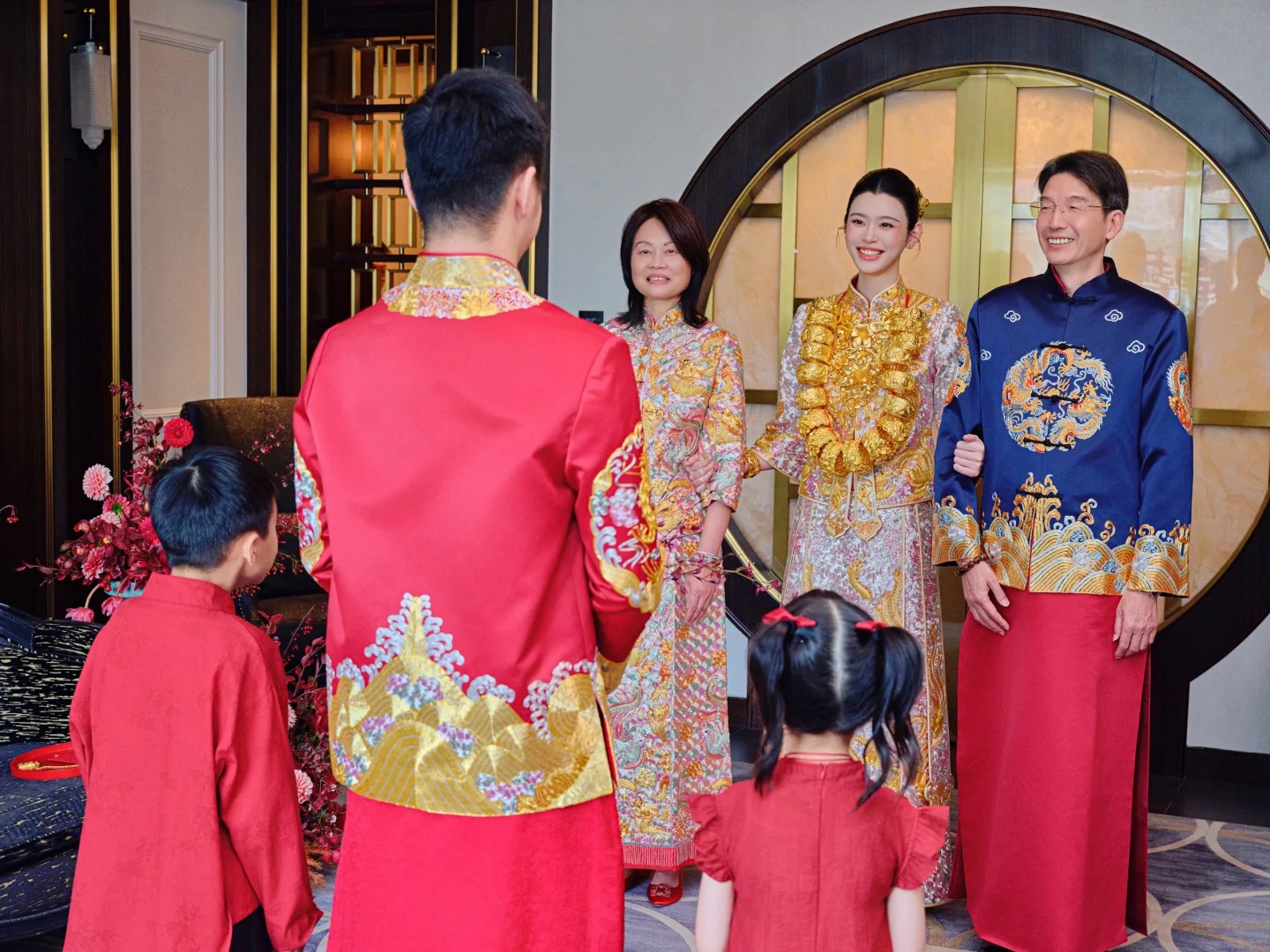 Gallery - Dâu hào môn Hề Mộng Dao khoe lại ảnh cưới, gây sốc với bộ long phụng dát vàng mất 3600 giờ hoàn thiện và 22 chiếc vòng tay long phụng - image 3