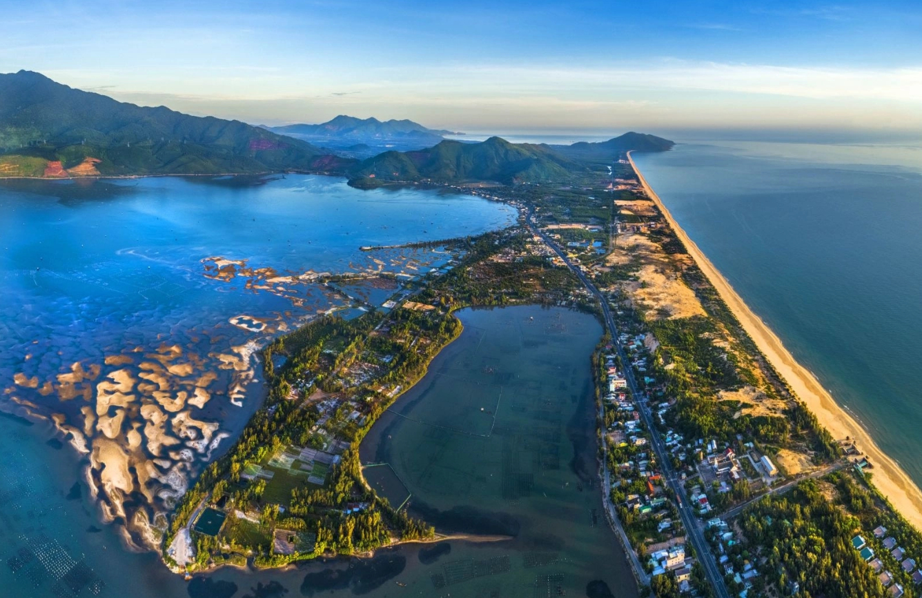 Vịnh Lăng C&ocirc; - thi&ecirc;n đường biển đẹp nhất Việt Nam năm 2026 - Ảnh 2.
