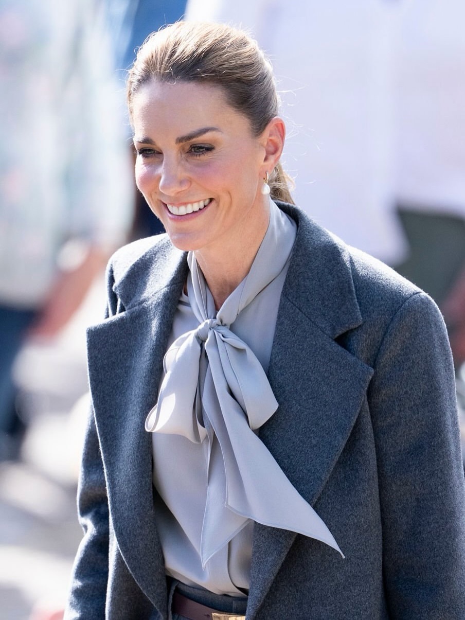 Kate Middleton l&agrave;m mới phong c&aacute;ch với kiểu t&oacute;c đu&ocirc;i ngựa mềm cho m&ugrave;a thu 2026 - Ảnh 1.