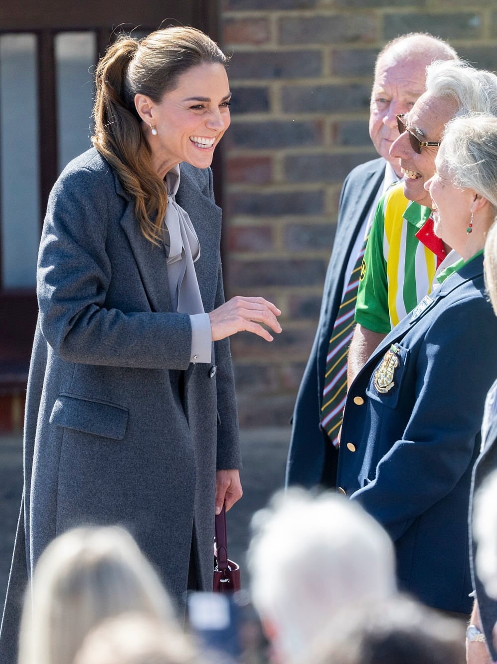 Kate Middleton l&agrave;m mới phong c&aacute;ch với kiểu t&oacute;c đu&ocirc;i ngựa mềm cho m&ugrave;a thu 2026 - Ảnh 2.