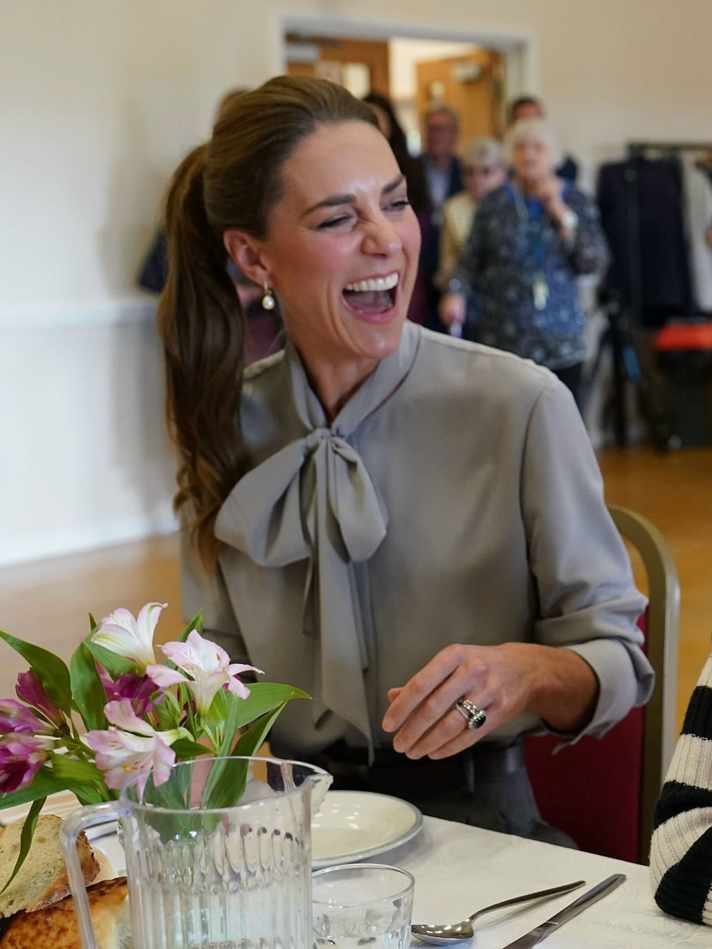 Kate Middleton l&agrave;m mới phong c&aacute;ch với kiểu t&oacute;c đu&ocirc;i ngựa mềm cho m&ugrave;a thu 2026 - Ảnh 4.