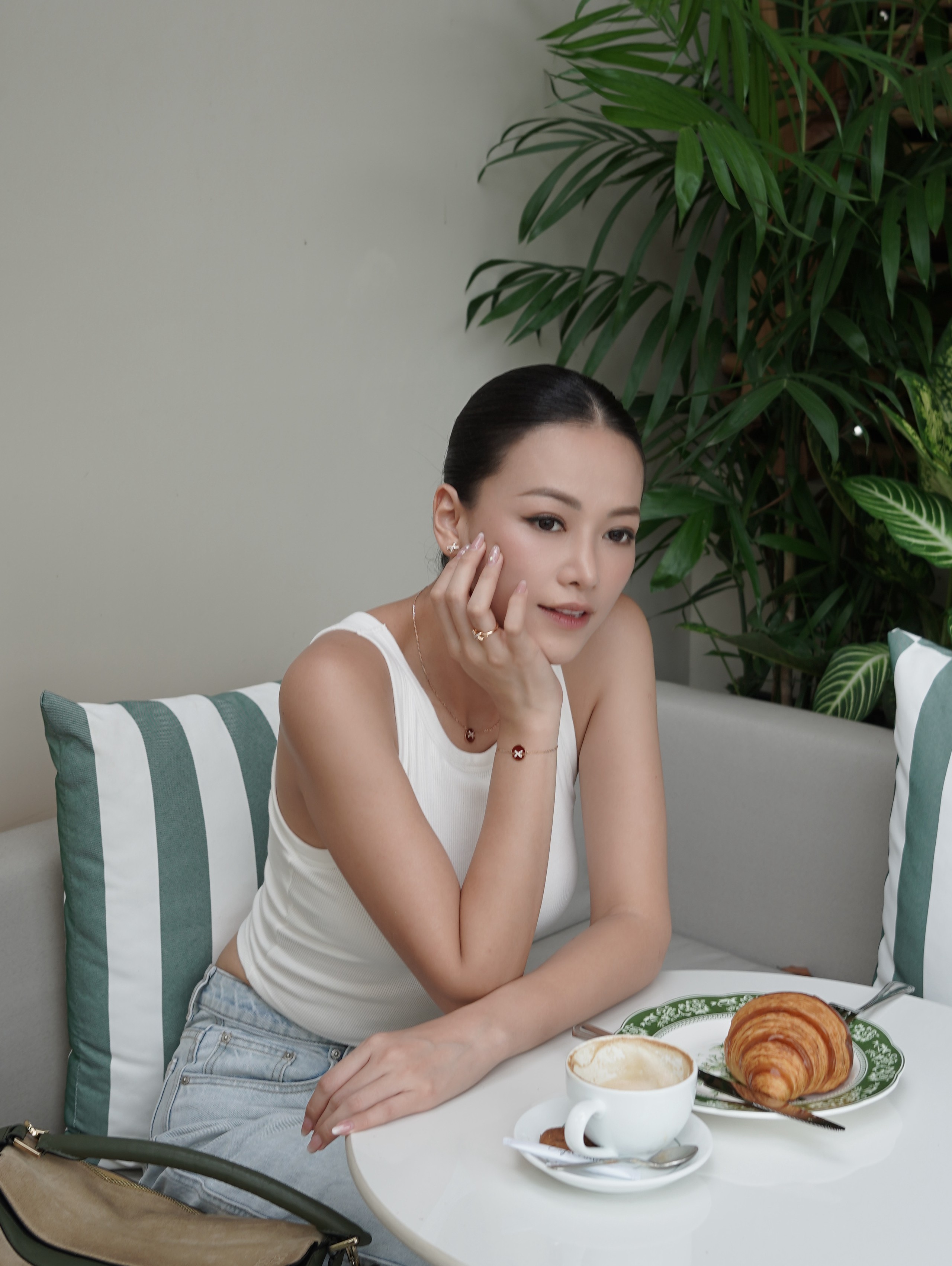 Gallery - Song Hye Kyo ra sân bay cũng không quên chi tiết này, dàn nàng hậu Việt áp dụng y hệt - image 3