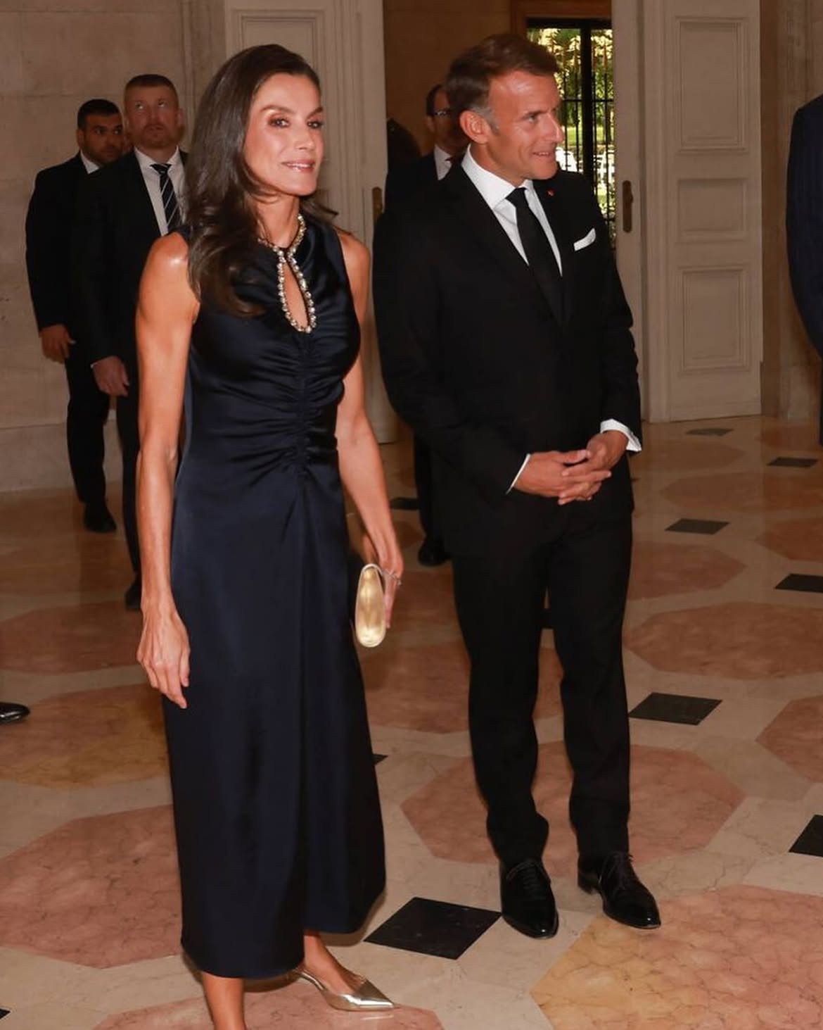 Vương hậu Letizia tỏa s&aacute;ng với v&aacute;y đen Sandro Paris tại tiệc ngọai giao 2026 - Ảnh 1.