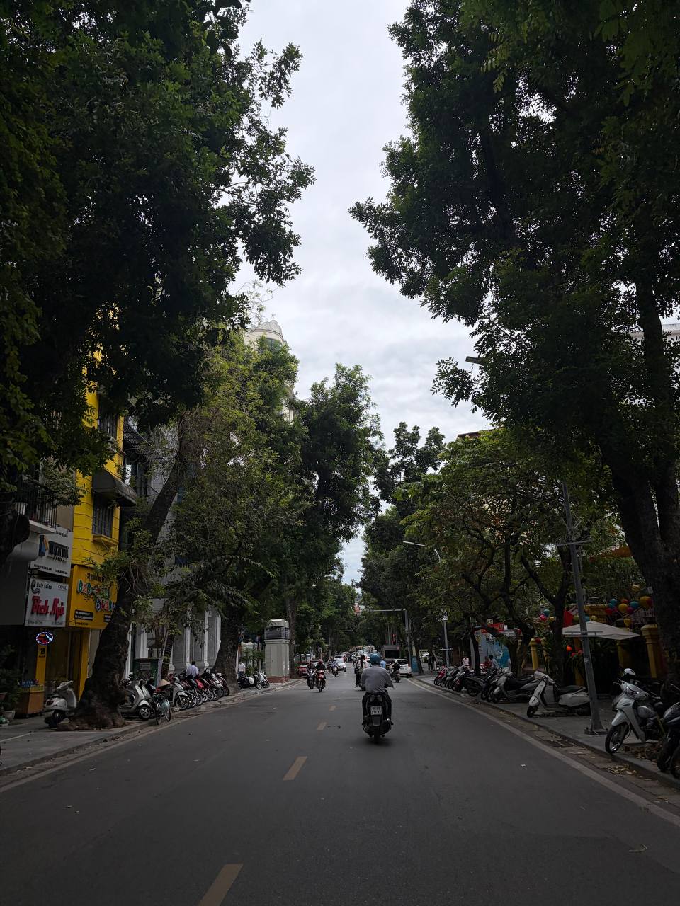 H&agrave; Nội v&agrave;o thu 2026: Người d&acirc;n rủ nhau ra phố tận hưởng kh&ocirc;ng kh&iacute; se lạnh - Ảnh 7.