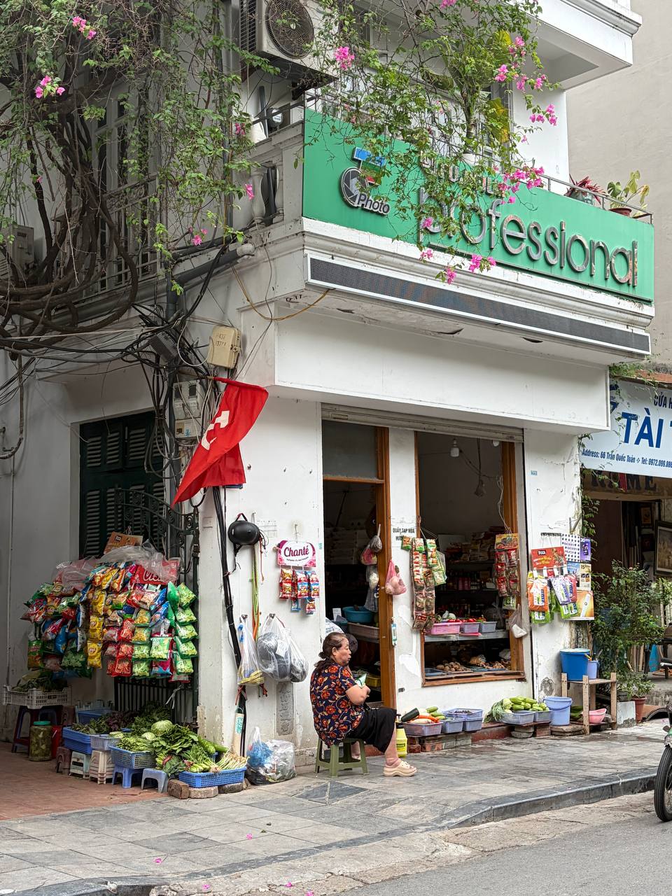 H&agrave; Nội v&agrave;o thu 2026: Người d&acirc;n rủ nhau ra phố tận hưởng kh&ocirc;ng kh&iacute; se lạnh - Ảnh 12.