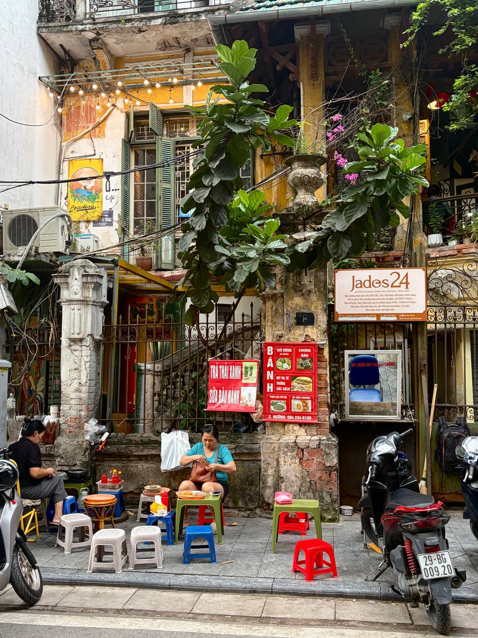 H&agrave; Nội v&agrave;o thu 2026: Người d&acirc;n rủ nhau ra phố tận hưởng kh&ocirc;ng kh&iacute; se lạnh - Ảnh 8.
