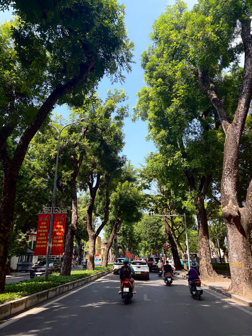 H&agrave; Nội v&agrave;o thu 2026: Người d&acirc;n rủ nhau ra phố tận hưởng kh&ocirc;ng kh&iacute; se lạnh - Ảnh 13.