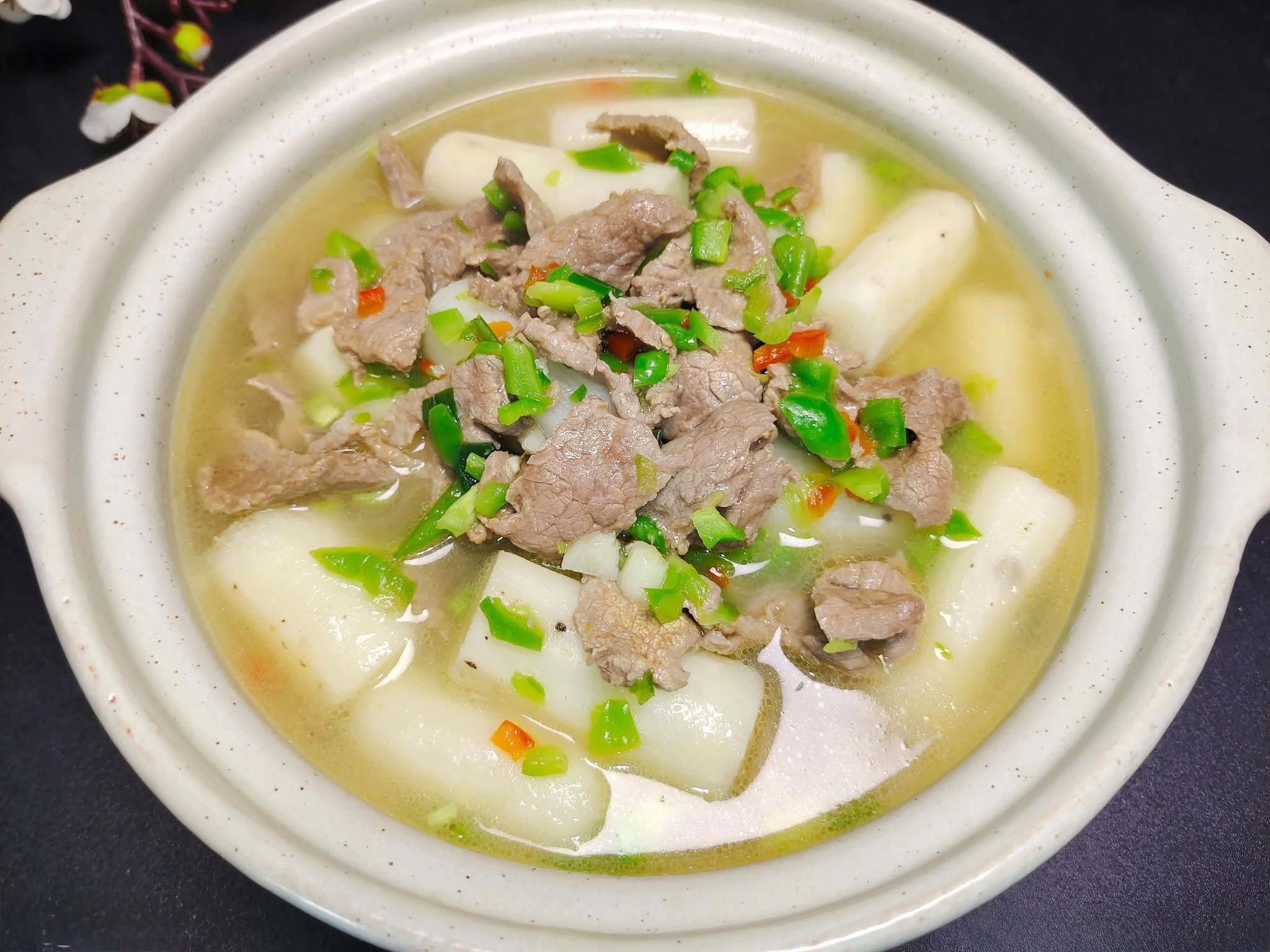 M&oacute;n canh nấu 15 ph&uacute;t l&agrave; xong, c&oacute; đủ rau v&agrave; thịt, nước d&ugrave;ng chan cơm ngon v&ocirc; c&ugrave;ng - Ảnh 1.