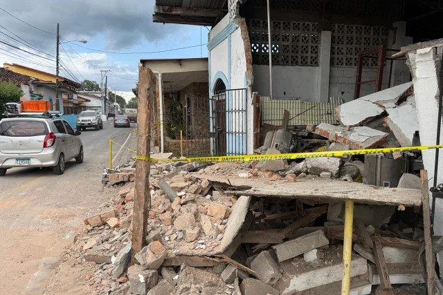 Động đất 7 , 7 độ ở Panama: H&agrave;ng loạt t&ograve;a nh&agrave; đổ sập , người d&acirc;n hoảng loạn - Ảnh 4.