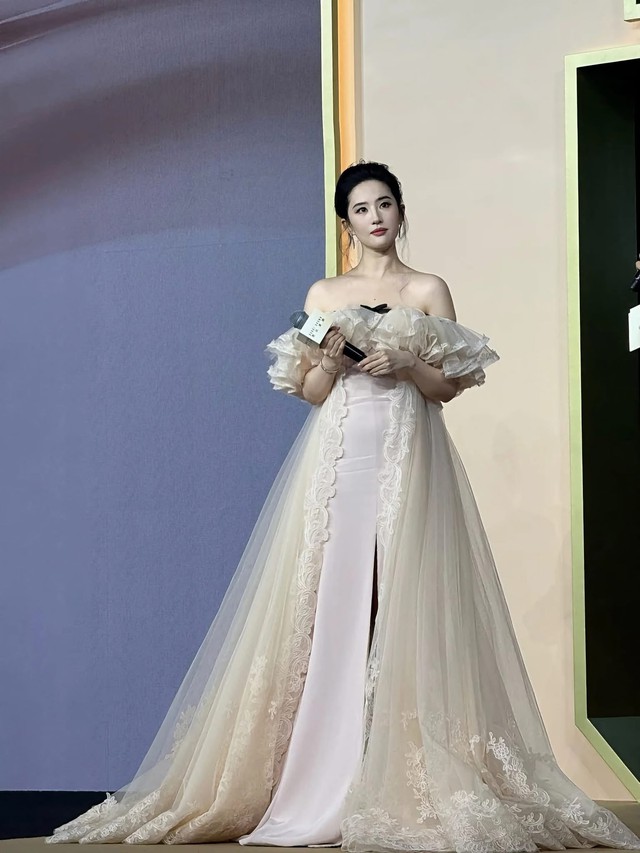 Cam thường lạ l&ugrave;ng của Lưu Diệc Phi- Ảnh 1.