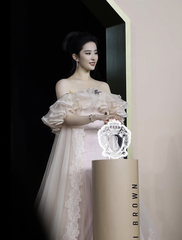 Cam thường lạ l&ugrave;ng của Lưu Diệc Phi- Ảnh 2.