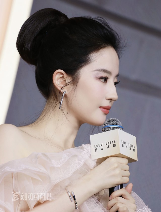 Cam thường lạ l&ugrave;ng của Lưu Diệc Phi- Ảnh 6.