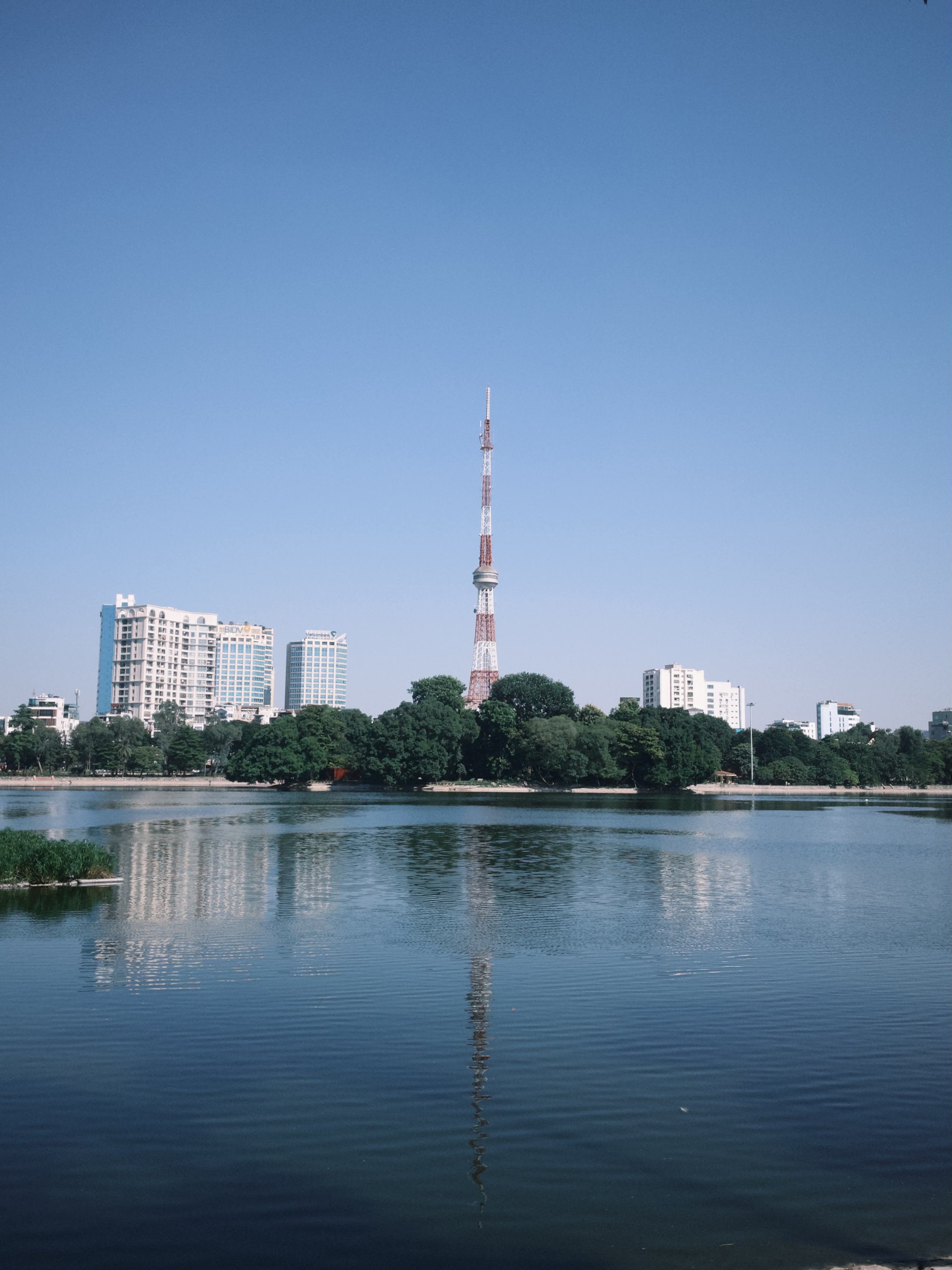 H&agrave; Nội v&agrave;o thu 2026: Người d&acirc;n rủ nhau ra phố tận hưởng kh&ocirc;ng kh&iacute; se lạnh - Ảnh 56.